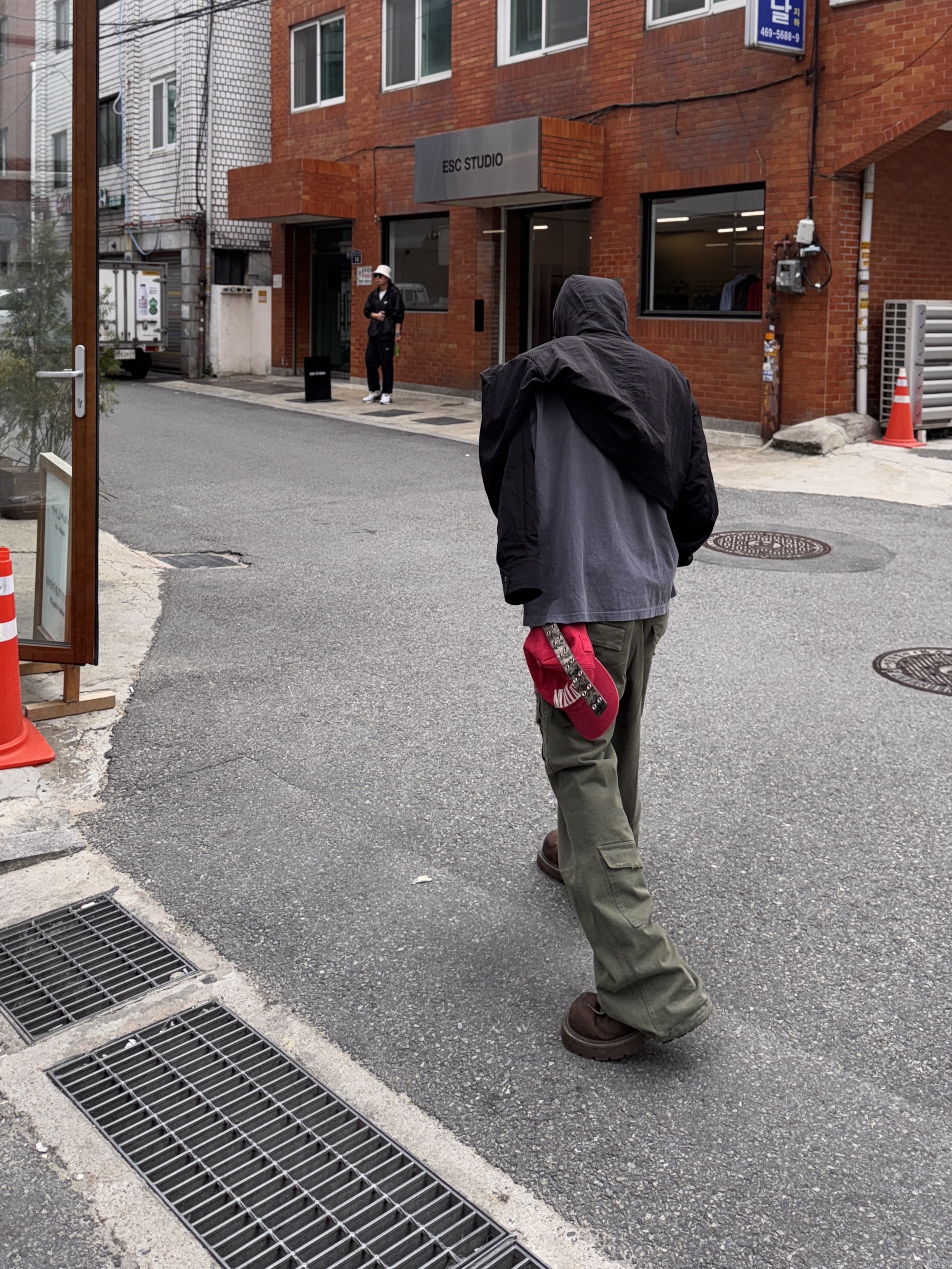 Nonnod Double Pocket Cargo Pants Vintage Khaki, MJD x Kamien Double Hole Belt Oak Brown 착용 스타일 - 1