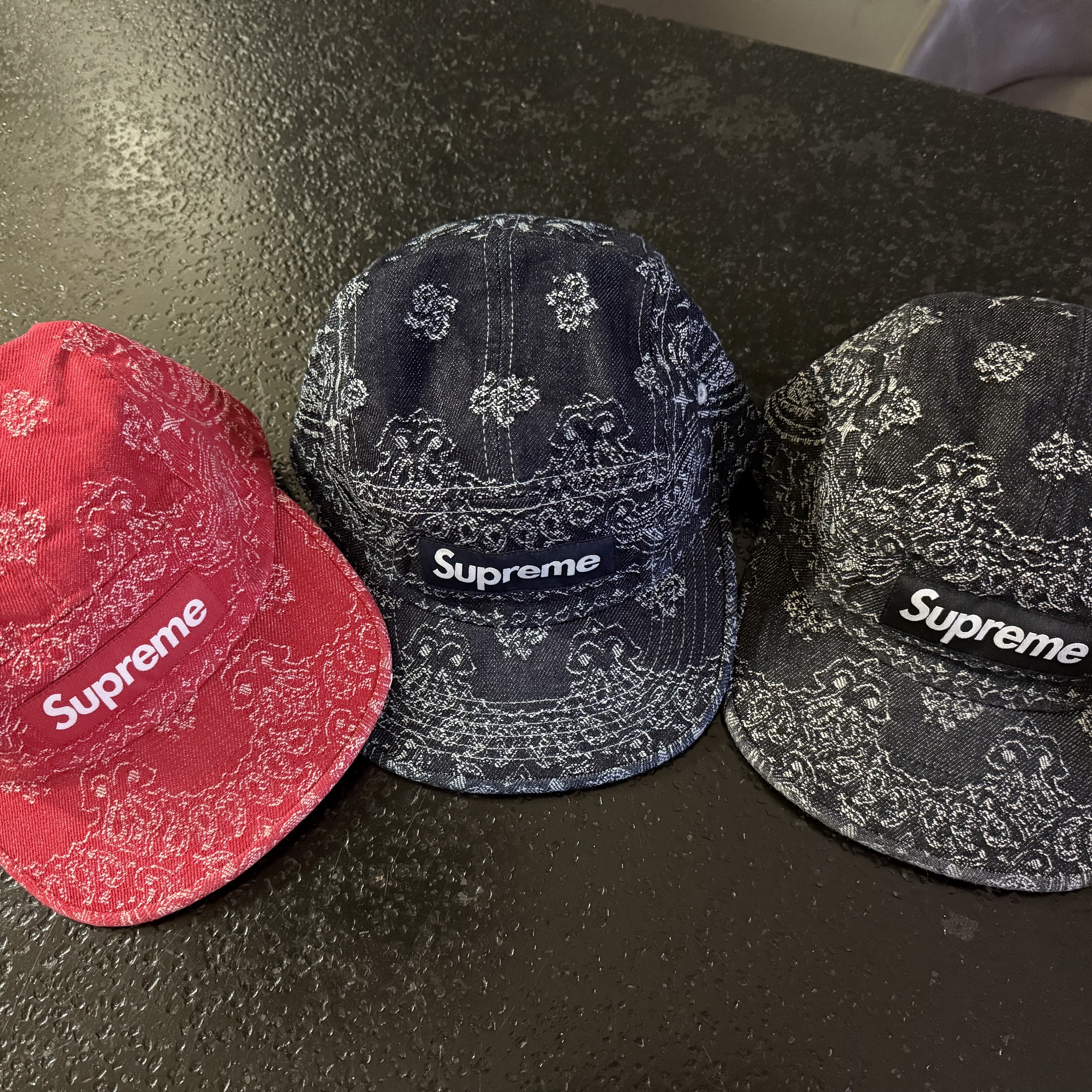 Supreme Bandana Jacquard Denim Camp Cap Red - 25SS, Supreme Bandana Jacquard Denim Camp Cap Indigo - 25SS 착용 스타일 - 1
