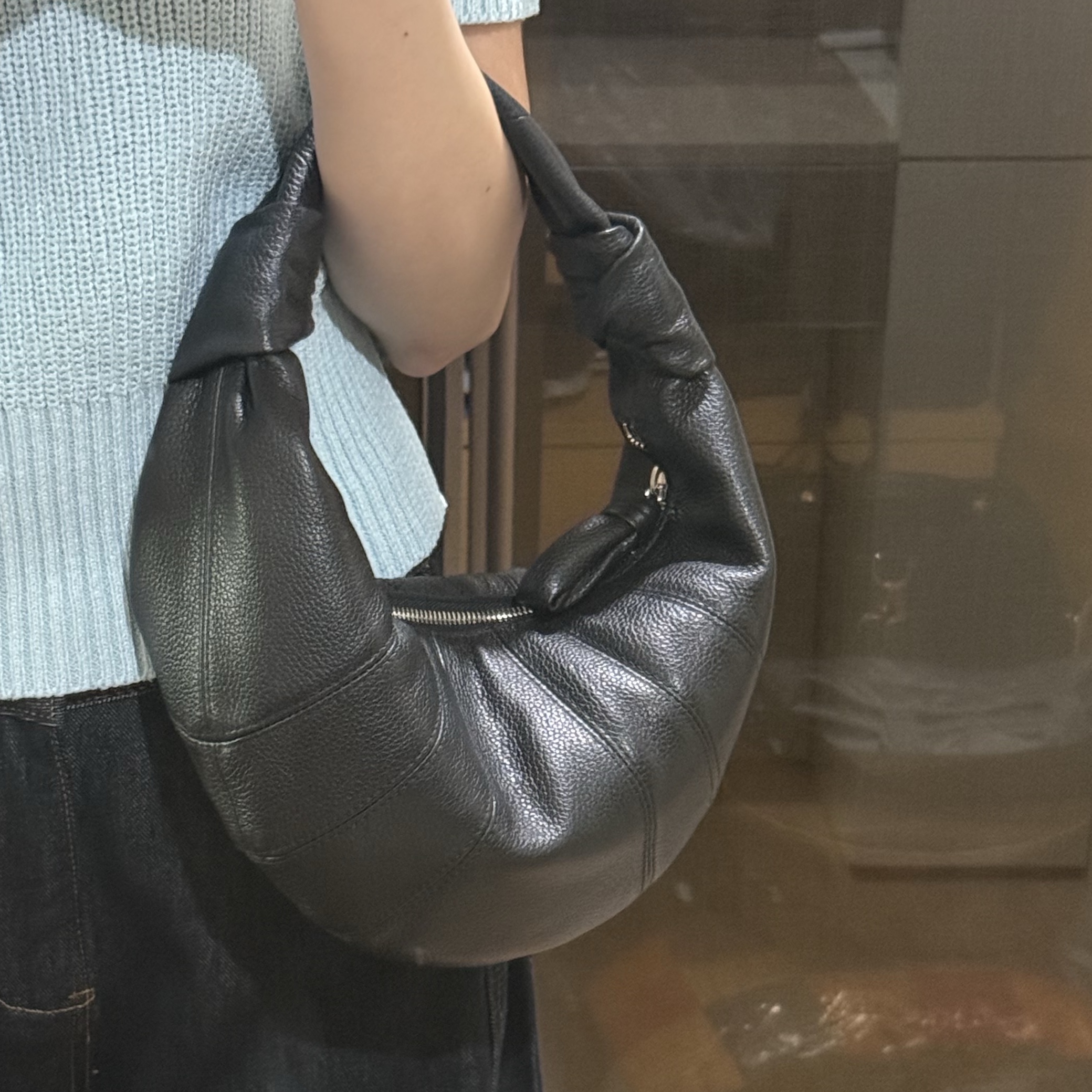 Lemaire Mini Fortune Croissant Bag Soft Grained Leather Black 착용 스타일