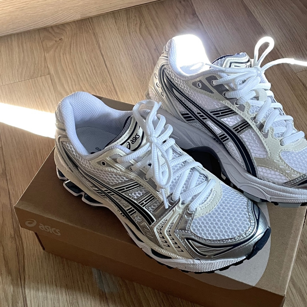 (W) Asics Gel-Kayano 14 White Midnight 착용 스타일