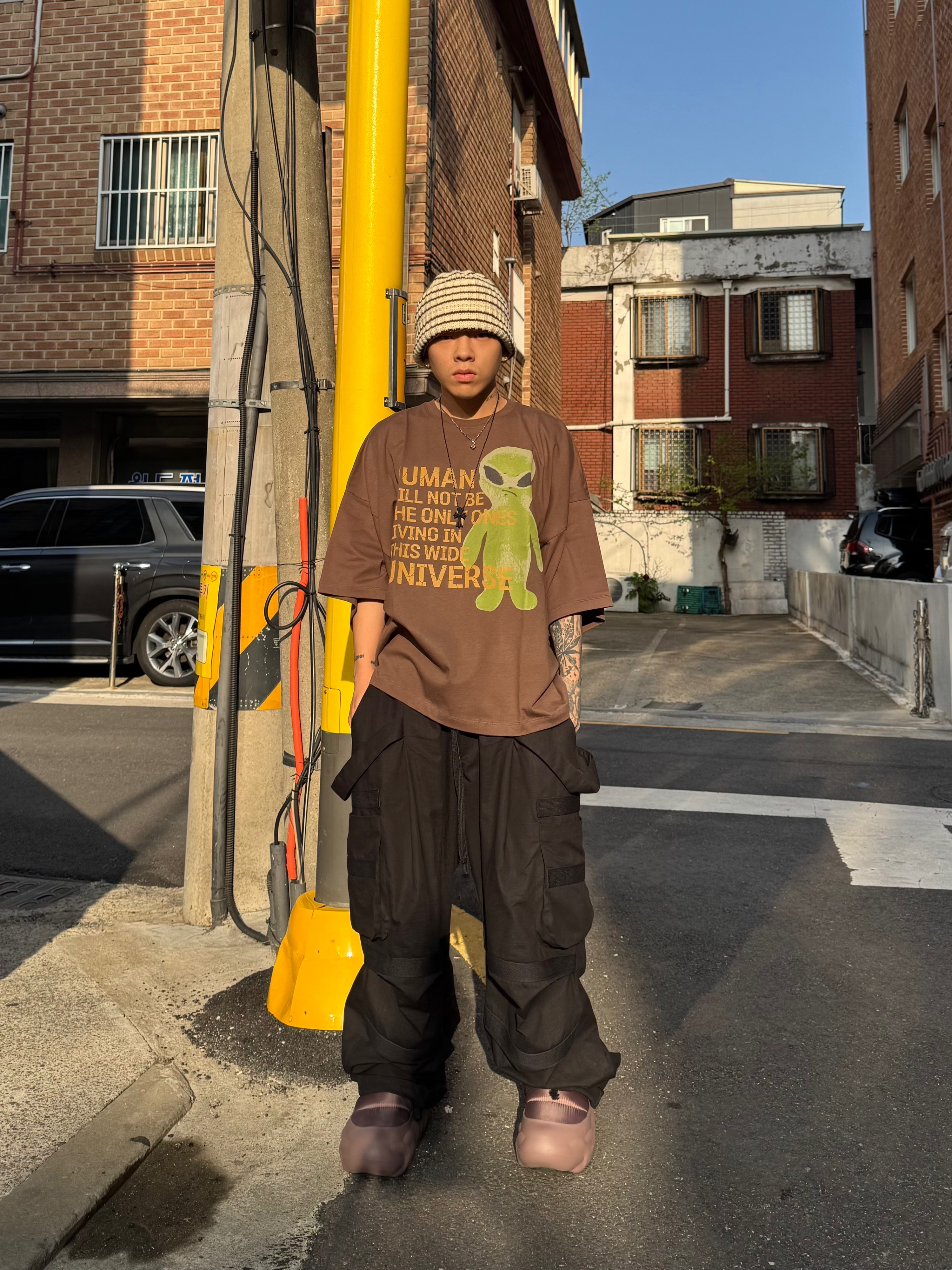 Wapworks Hard Knocks Cargo Pants Gas, Crocs Overpuff Shorty Truffle 착용 스타일 - 2