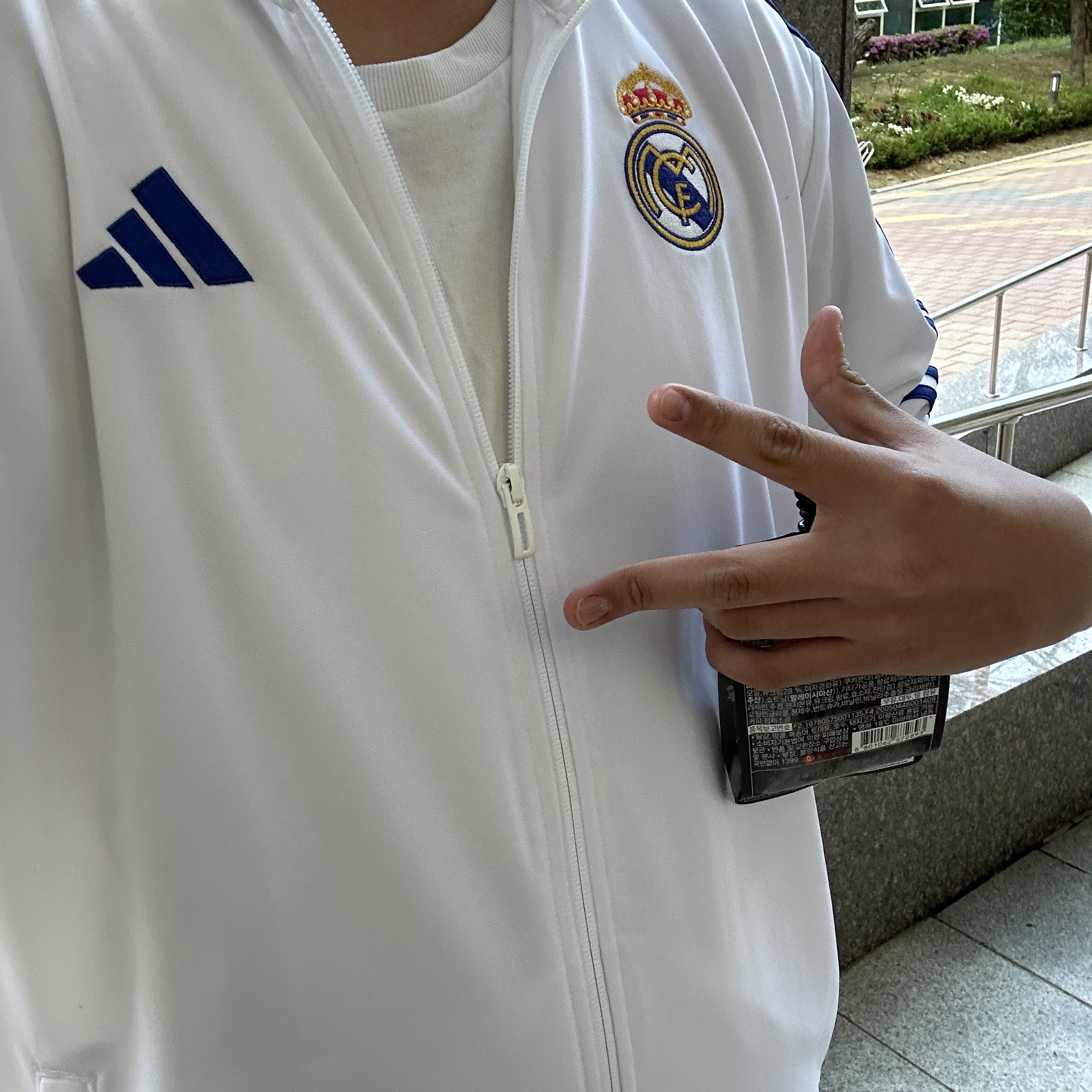 Adidas Real Madrid DNA Track Top White - US Sizing, Stussy Basic Stussy T-Shirt White 2024, 2025 착용 스타일