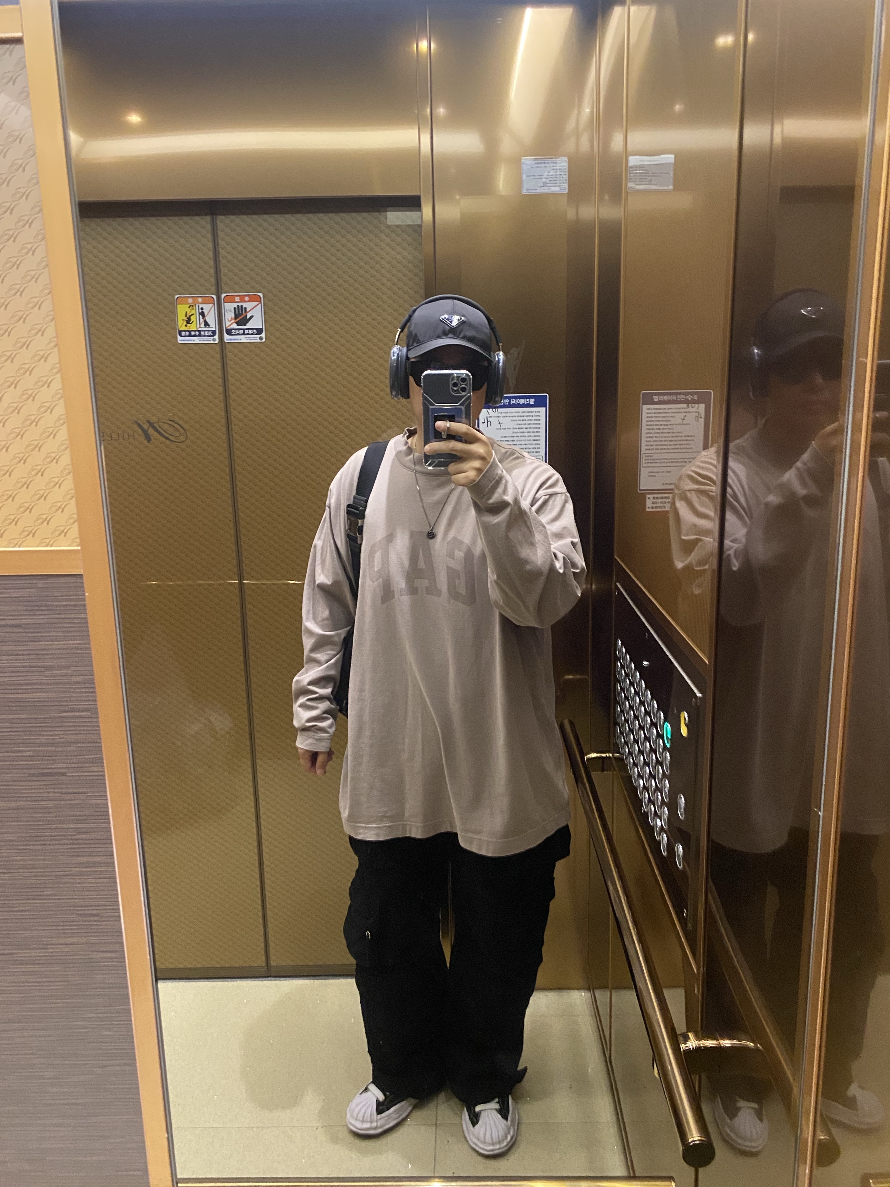 Apple AirPods Max USB C Midnight (Korean Ver.), Yeezy Gap Engineered By Balenciaga Dove Long Sleeve T-Shirt Beige 착용 스타일 - 1
