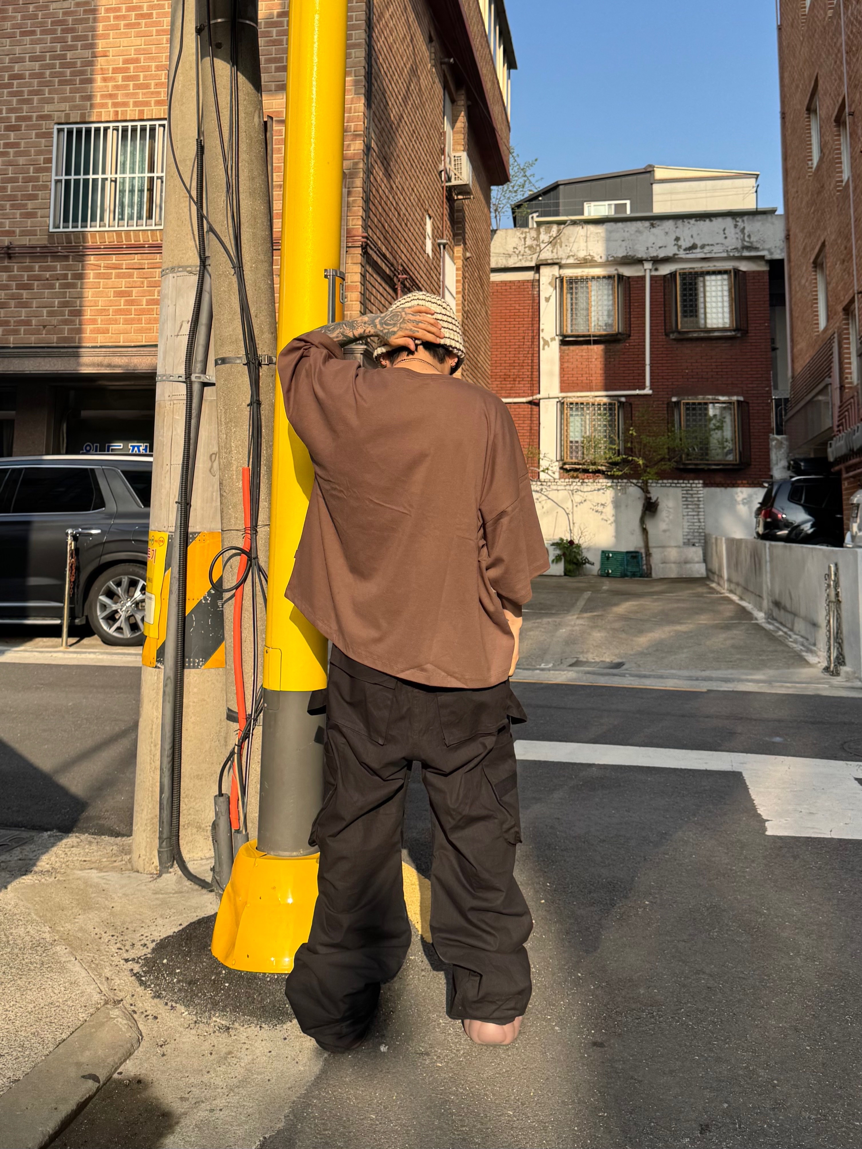Wapworks Hard Knocks Cargo Pants Gas, Crocs Overpuff Shorty Truffle 착용 스타일 - 7