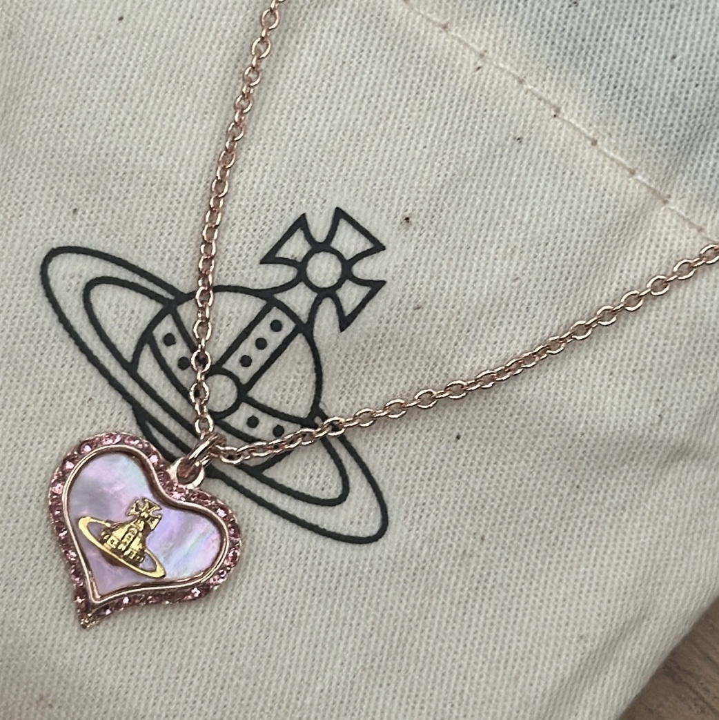 Vivienne Westwood Petra Necklace Pink Gold 착용 스타일