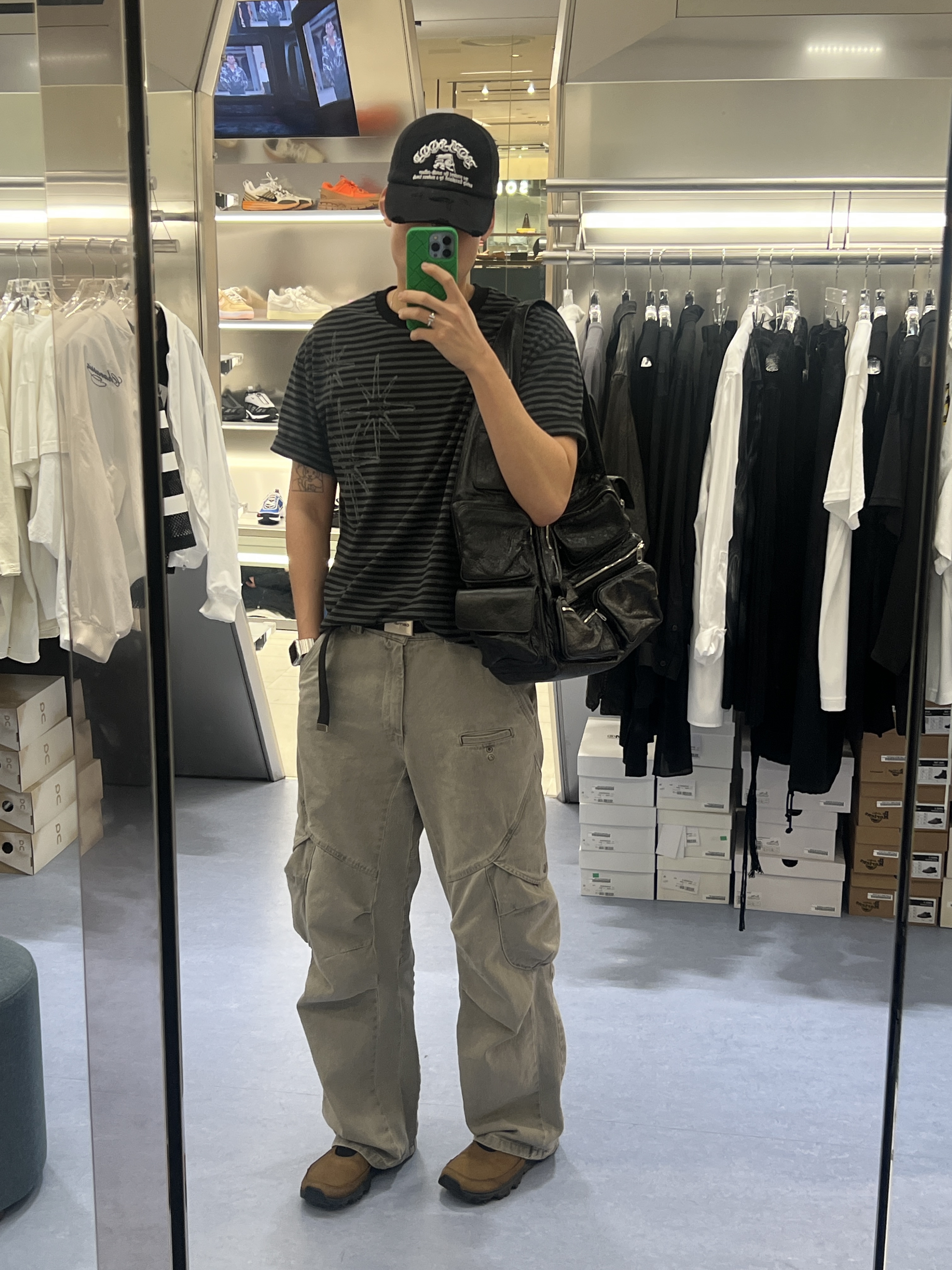 Balenciaga Superbusy Large Piercings Sling Bag Black, Salomon RX Snow Moc 2 ADV Kangaroo 착용 스타일