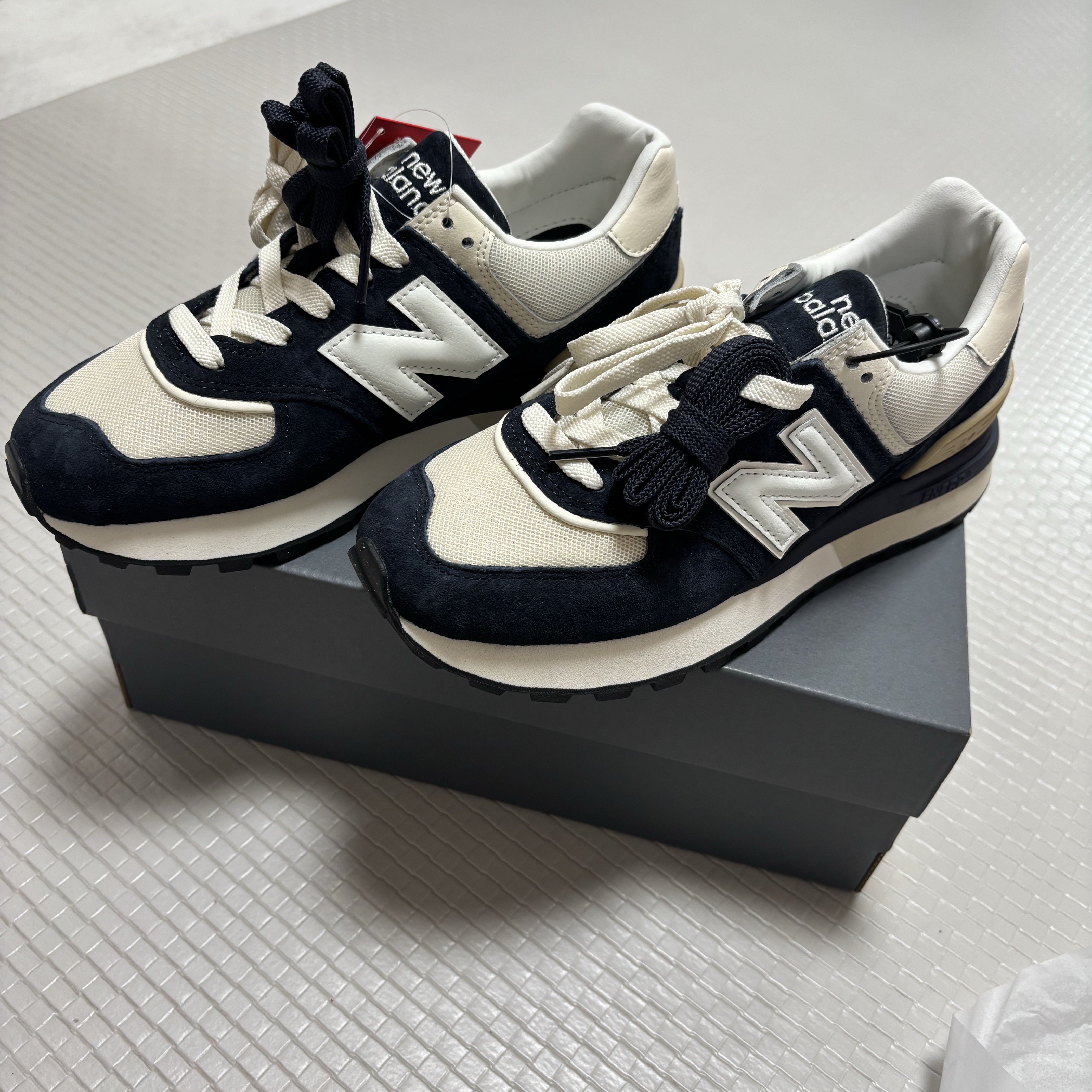 New Balance 574 Legacy Navy Blue 착용 스타일