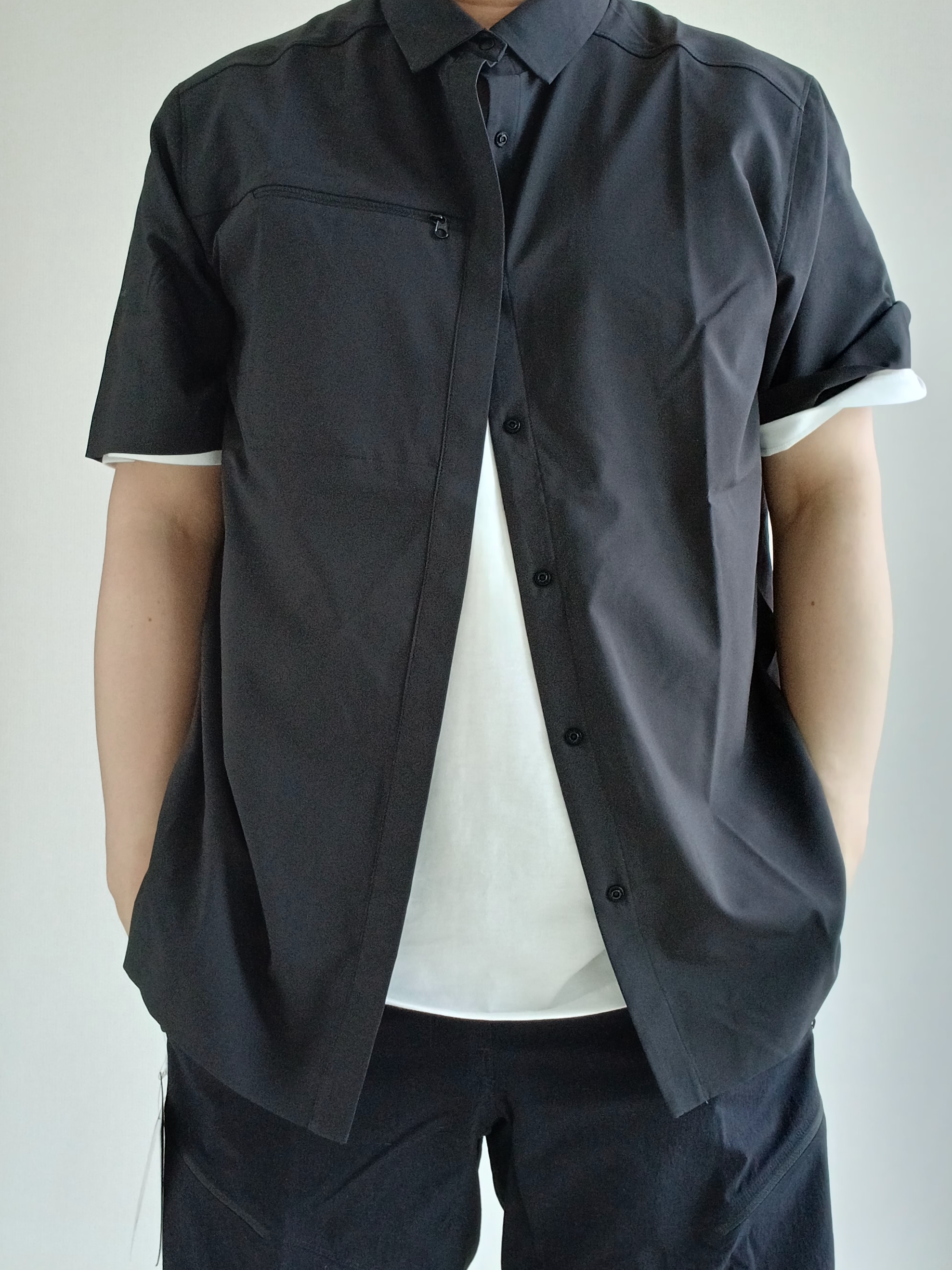Nike ACG Trail Cap Black, Arc'teryx Kragg SL Cotton Bird Word SS T-Shirt White Light Black 착용 스타일 - 5