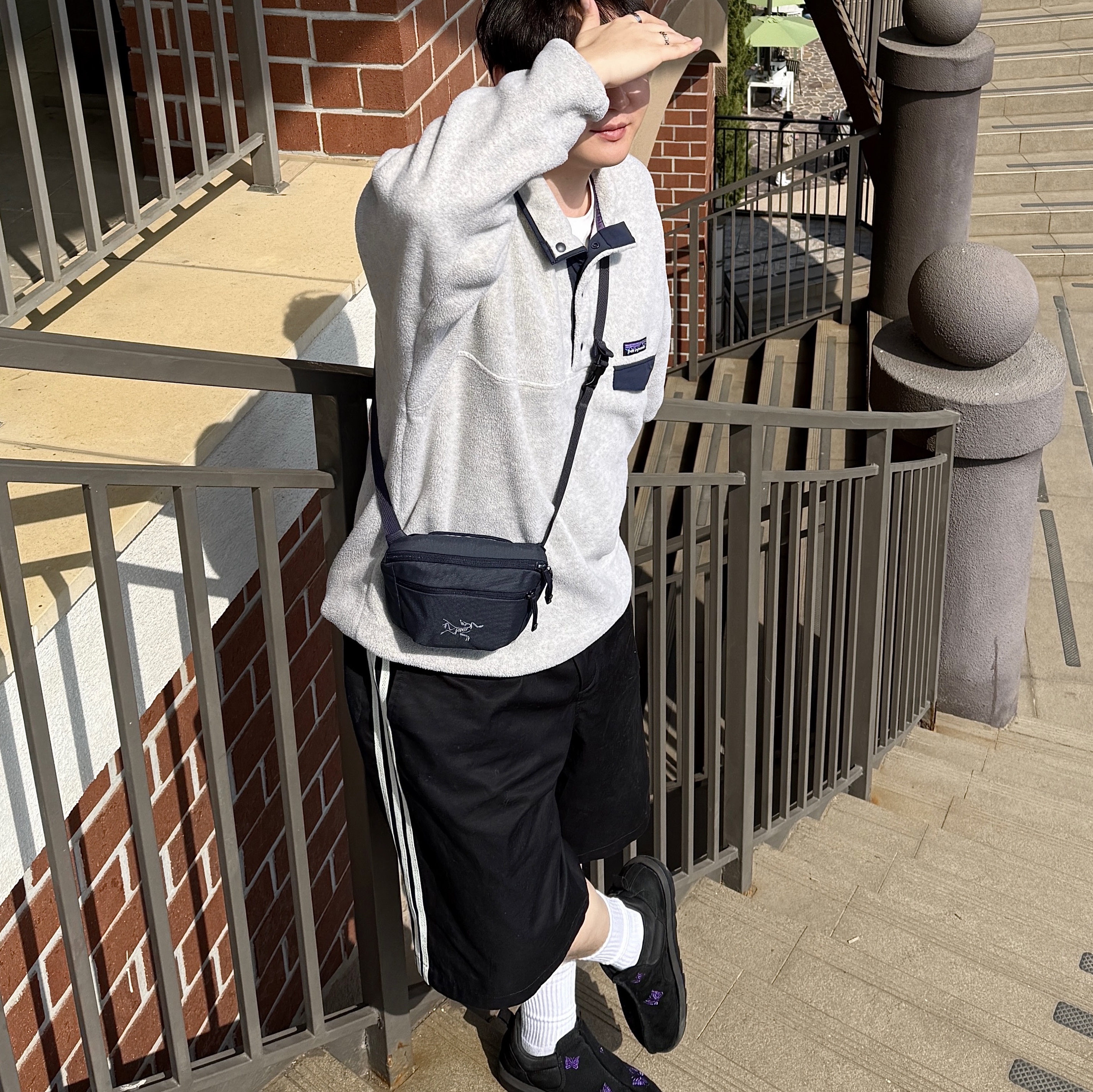 Patagonia Lightweight Synchilla Snap-T Fleece Pullover Oatmeal Heather/Smolder Blue/New Navy, Arc'teryx Mantis 1 Waistpack Black Sapphire 착용 스타일 - 1