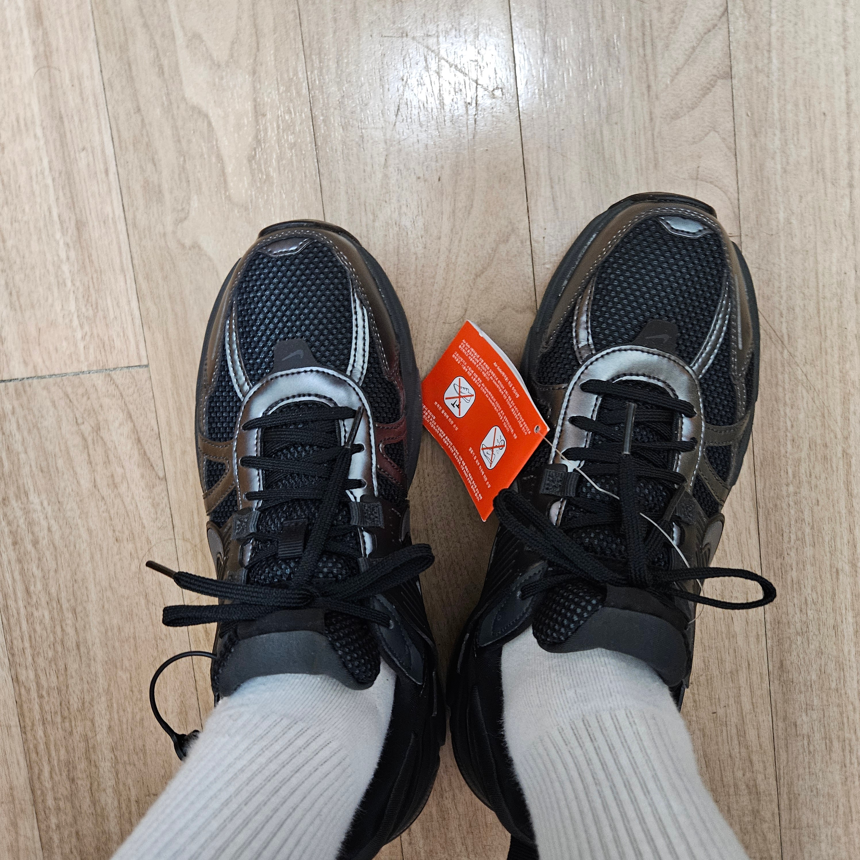 Nike V2K Run Black Anthracite 착용 스타일