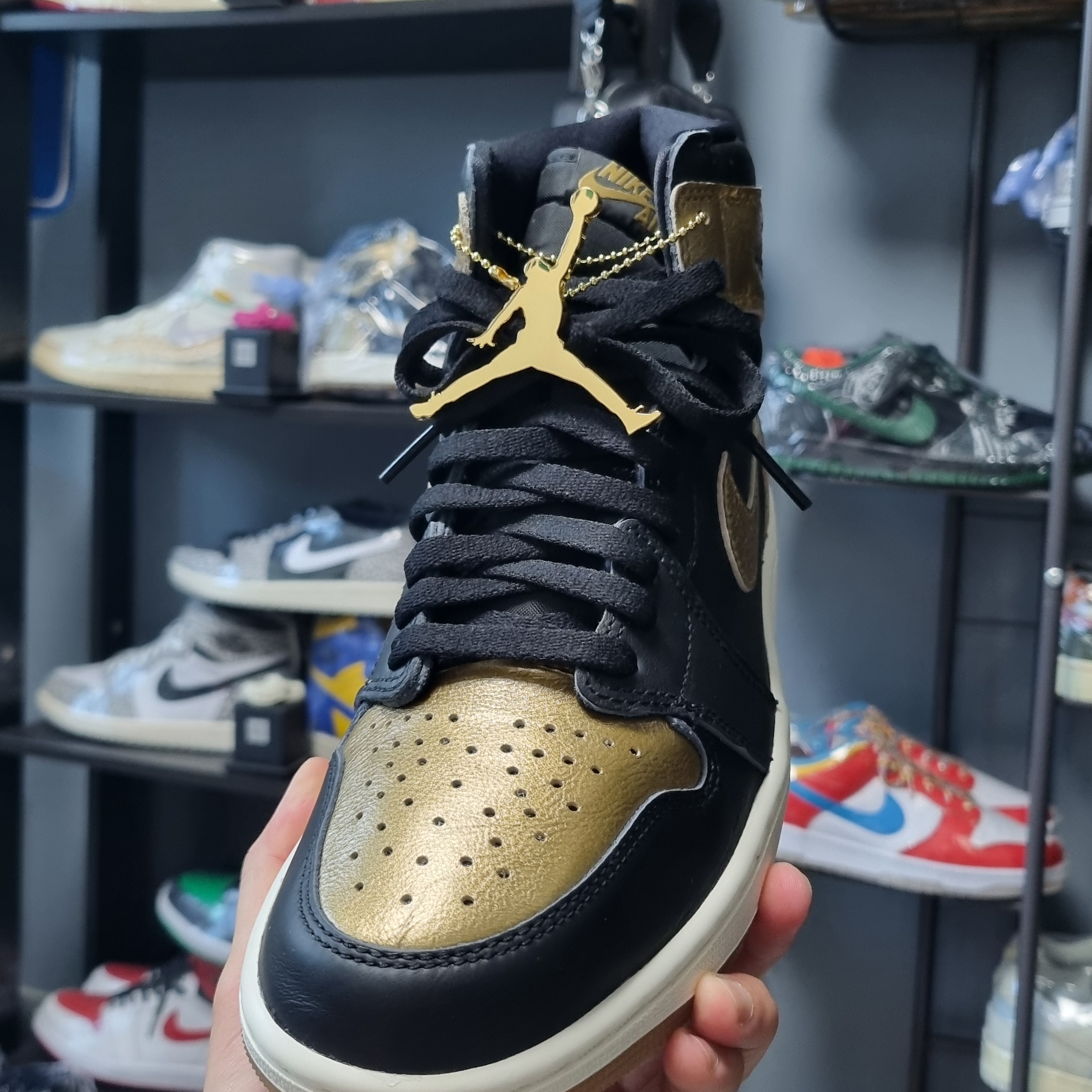 Jordan 1 Retro High OG Black and Gold 착용 스타일 - 2