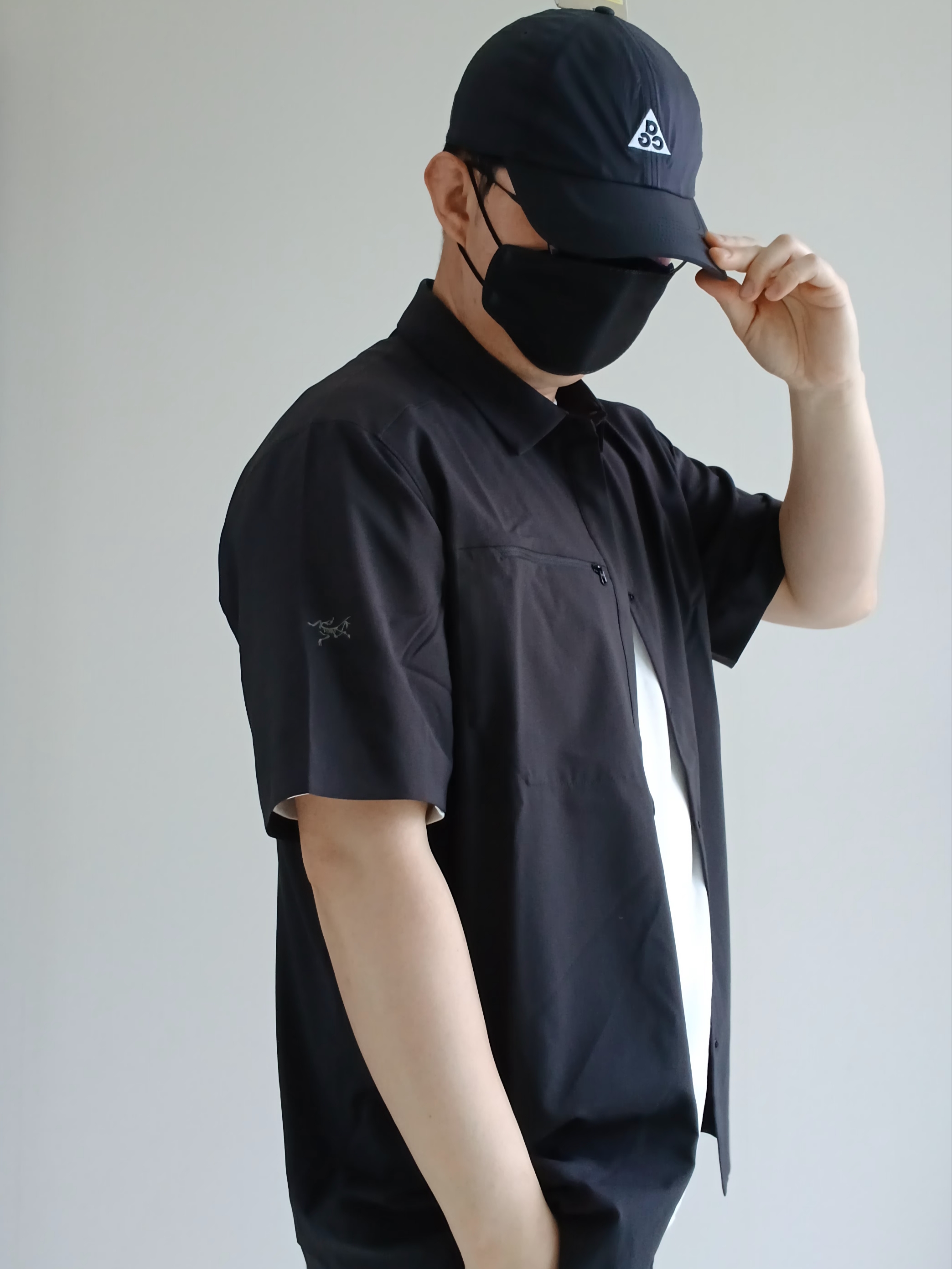 Nike ACG Trail Cap Black, Arc'teryx Kragg SL Cotton Bird Word SS T-Shirt White Light Black 착용 스타일 - 3