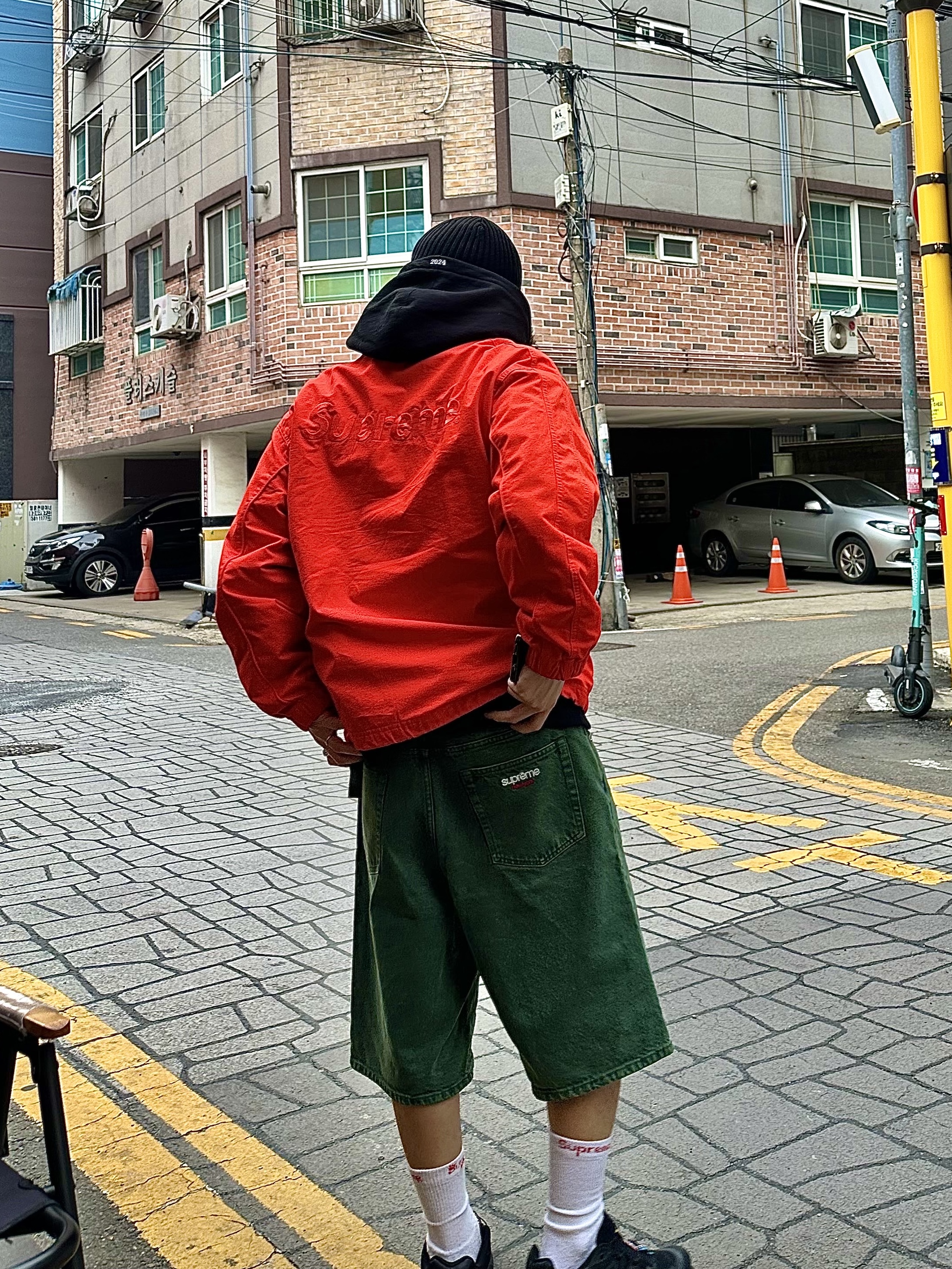 Supreme Baggy Denim Shorts Green - 23SS, Supreme Hanes Crew Socks White (4 Pack) 착용 스타일