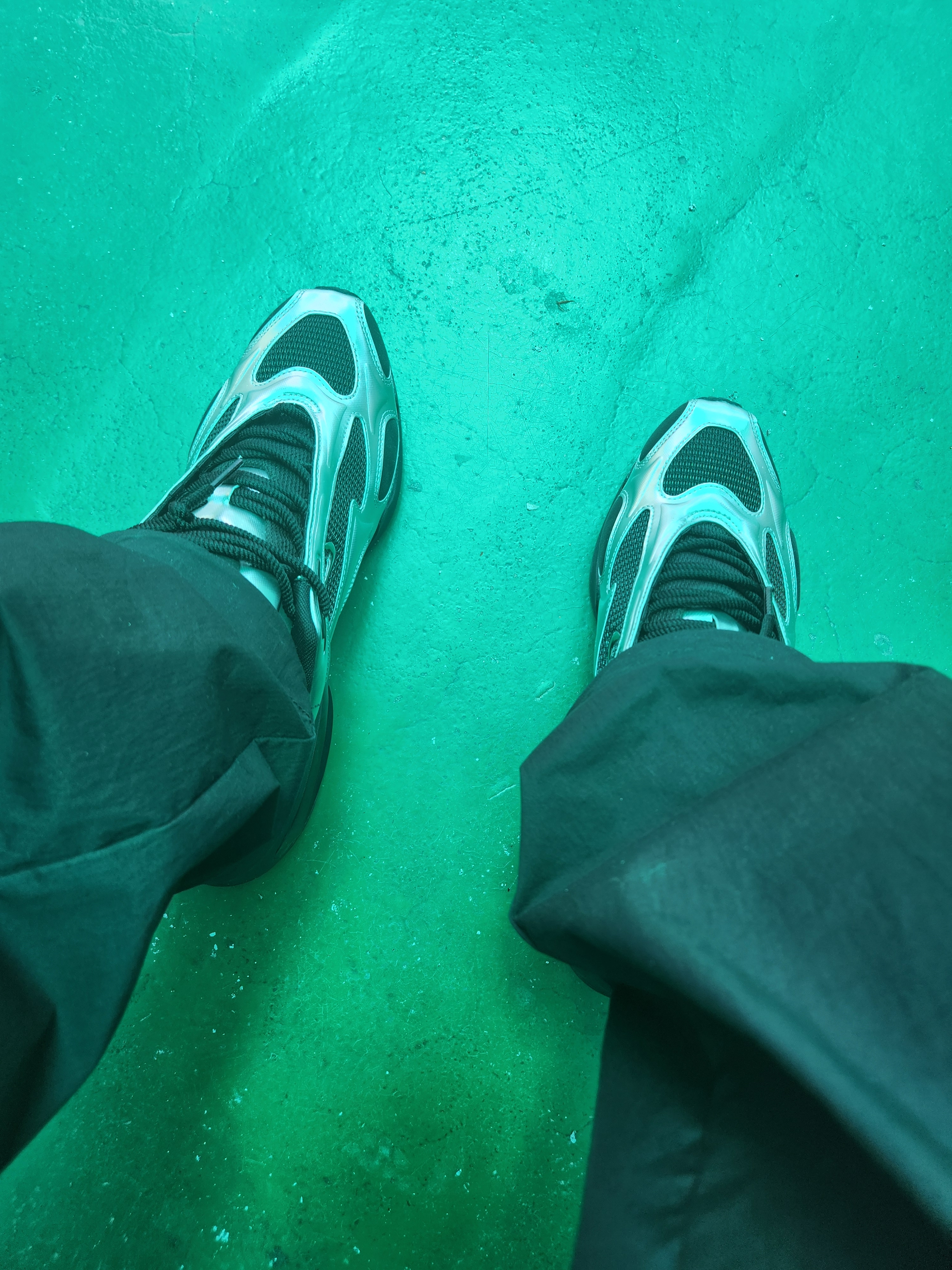 (W) Nike Air Max Muse Black and Metallic Silver 착용 스타일 - 1