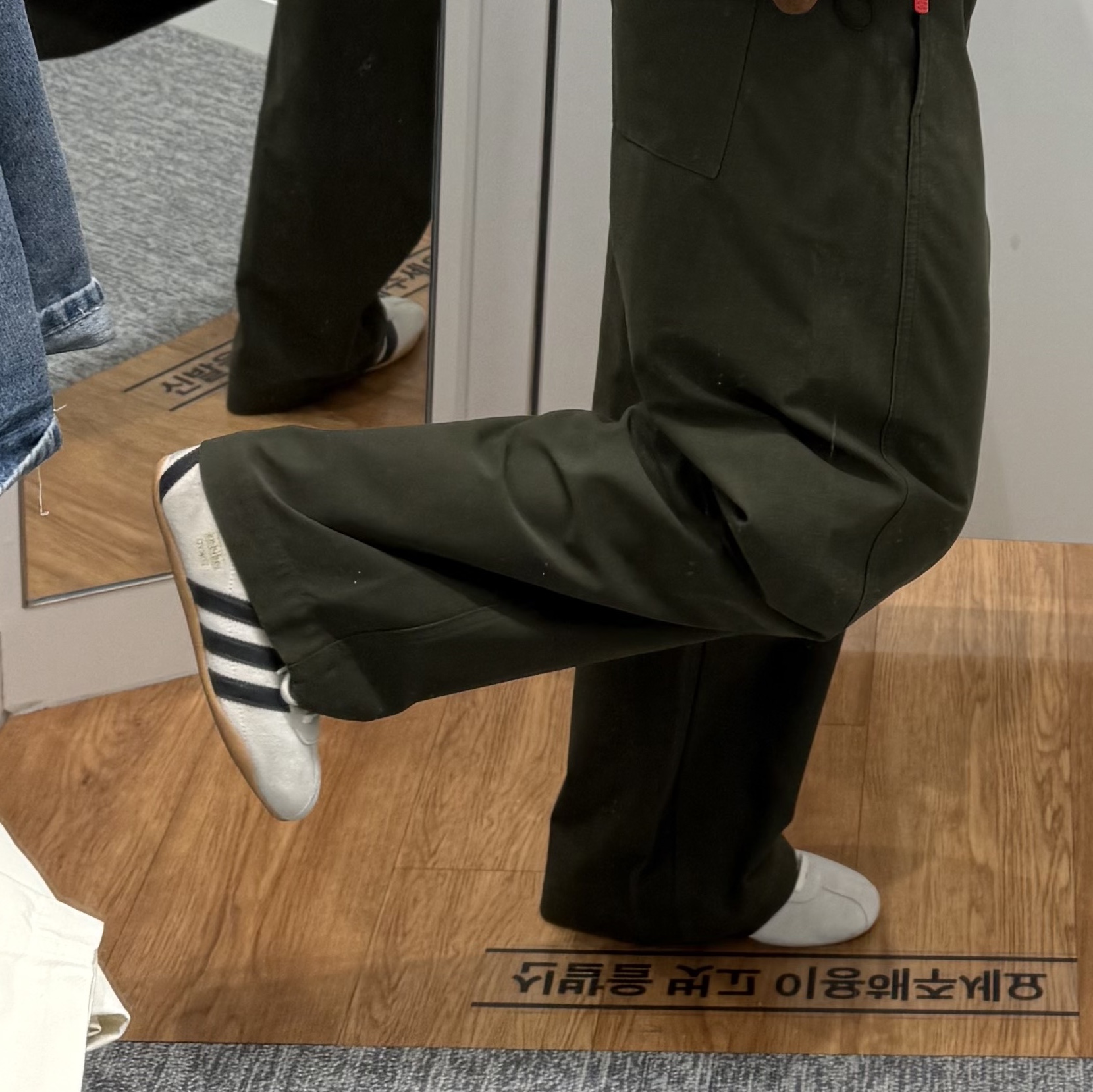(W) Adidas Tokyo Off White Core Black 착용 스타일