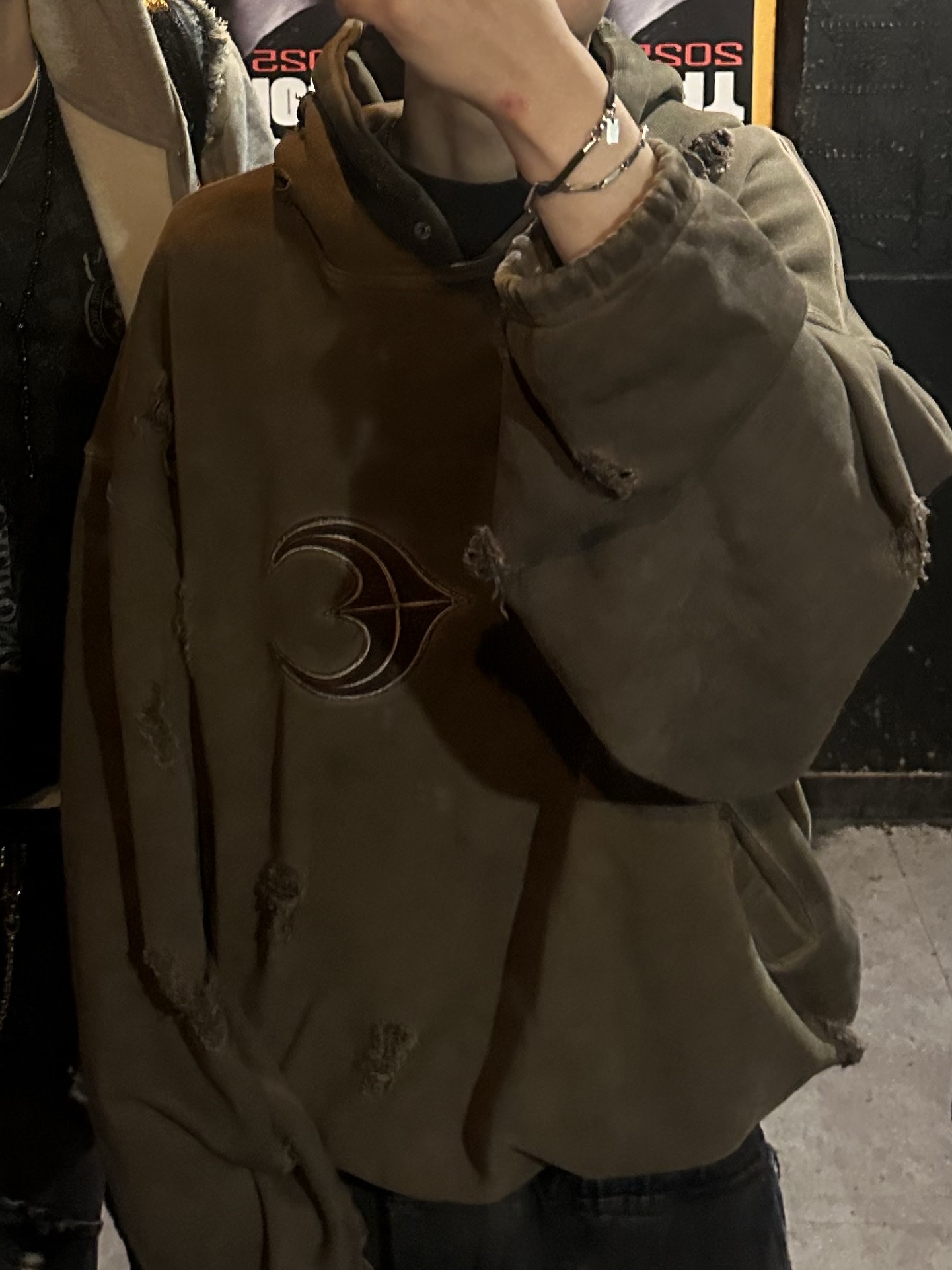Thug Club Rock Hoodie Khaki - Offline Store Exclusive, Thug Club Chopper Cap Black 착용 스타일 - 1