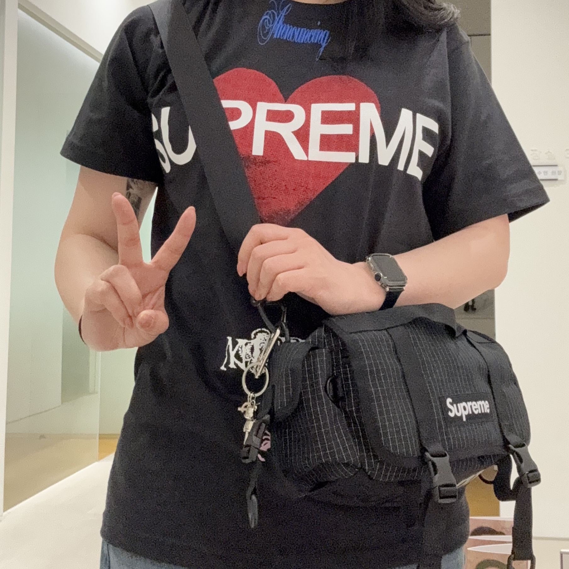 Supreme Announcing T-Shirt Black - 25SS, Supreme Mini Duffle Bag Black - 24SS 착용 스타일