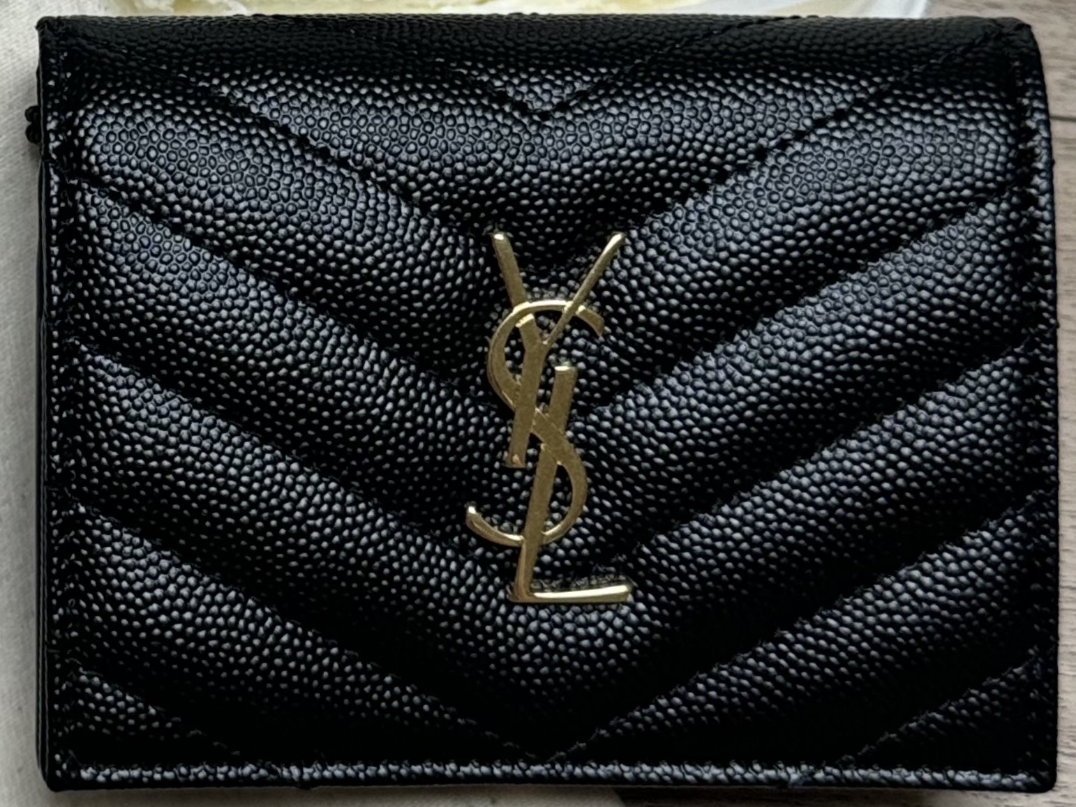 Saint Laurent Gold Monogram Card Case in Grain de Poudre Embossed Leather Black 착용 스타일