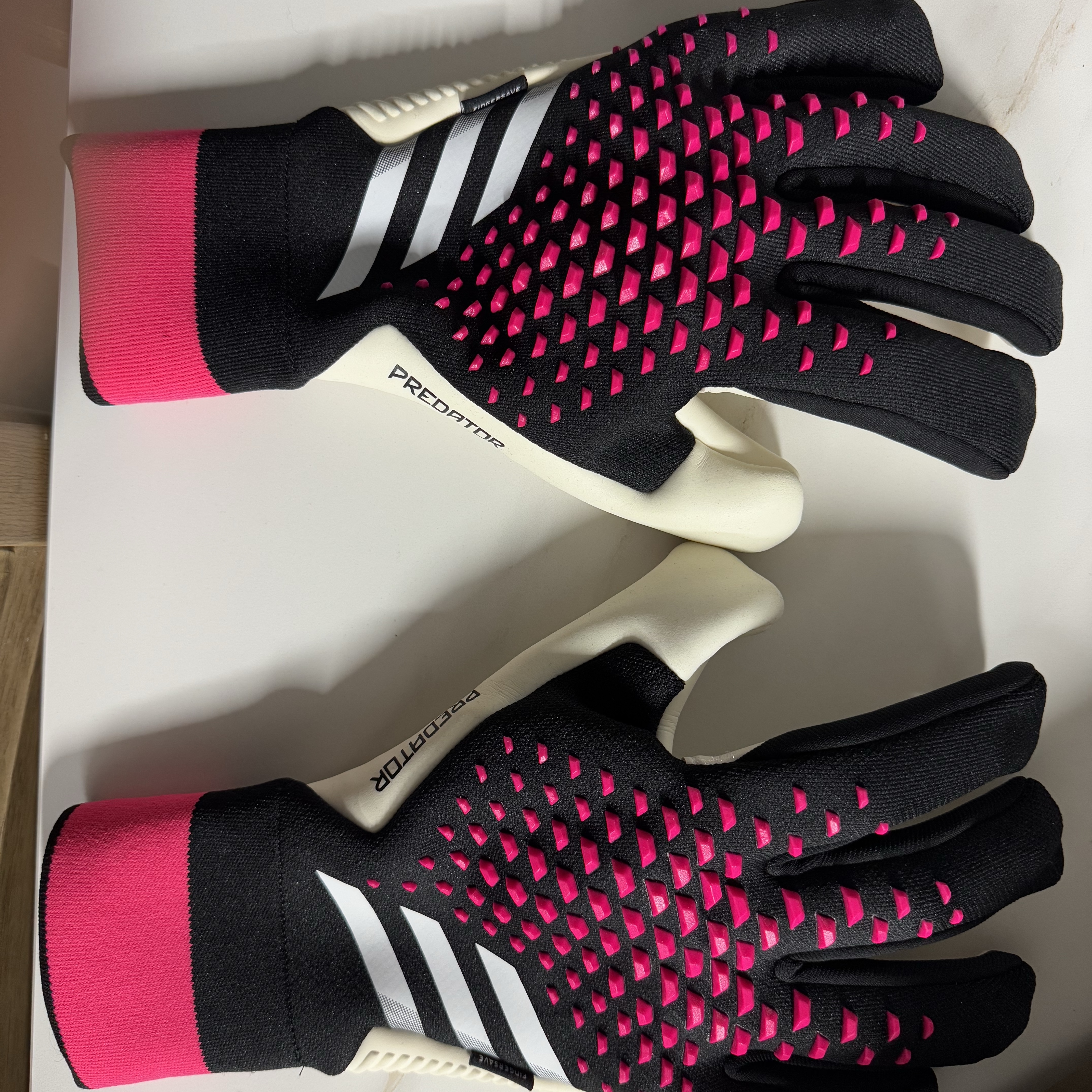Adidas Predator Pro Goalkeeper Gloves Black 착용 스타일