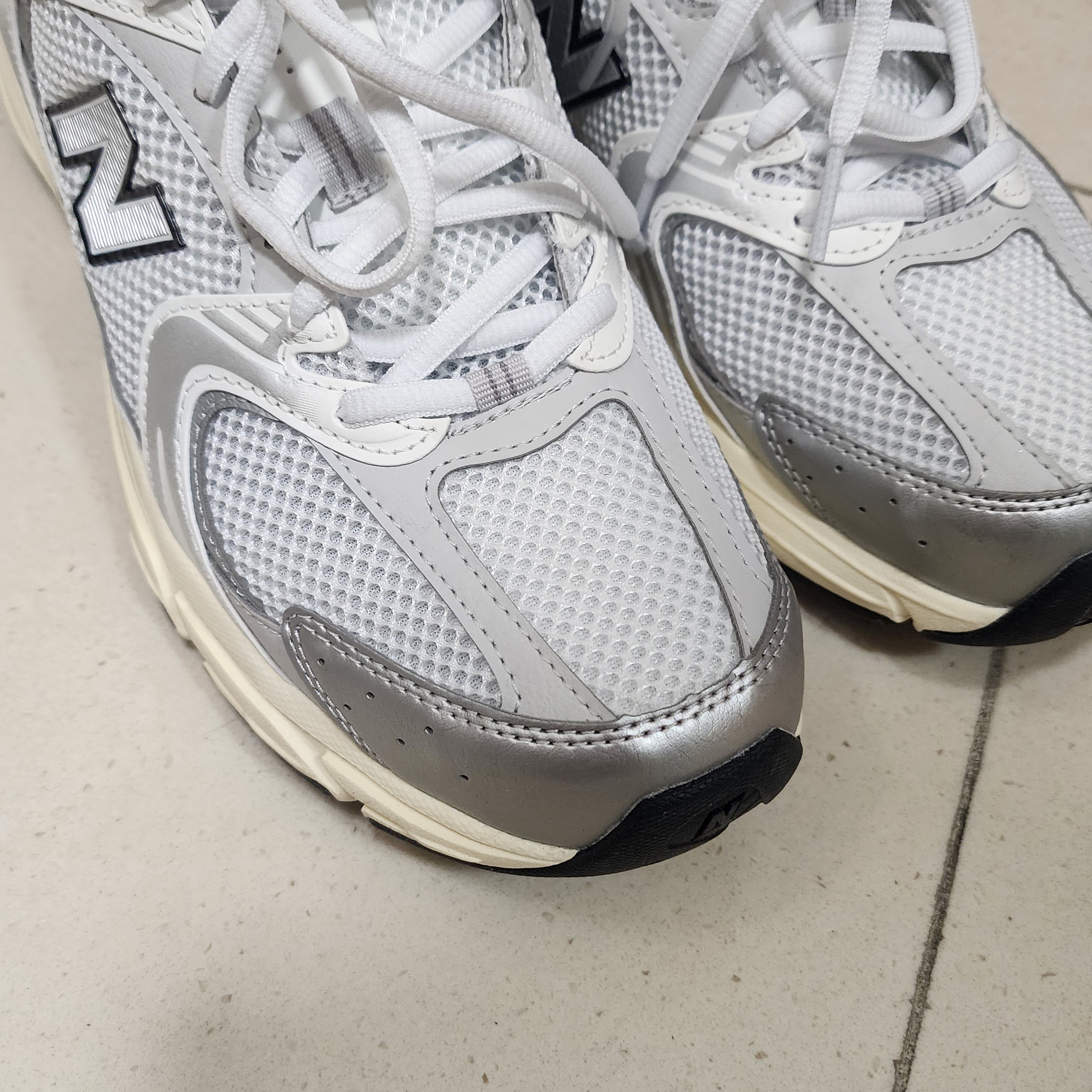 New Balance 530 Silver Cream 착용 스타일 - 1