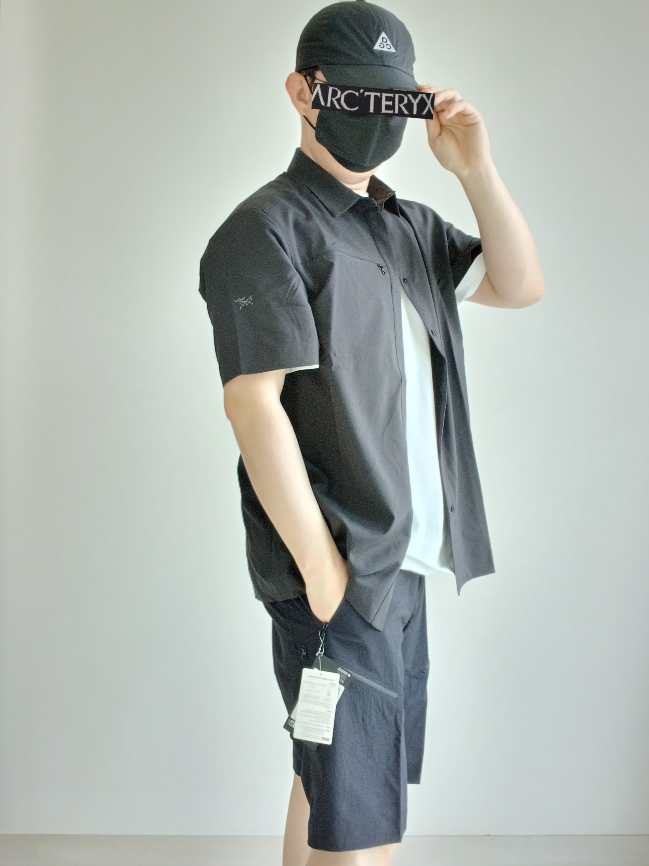 Nike ACG Trail Cap Black, Arc'teryx Kragg SL Cotton Bird Word SS T-Shirt White Light Black 착용 스타일 - 2