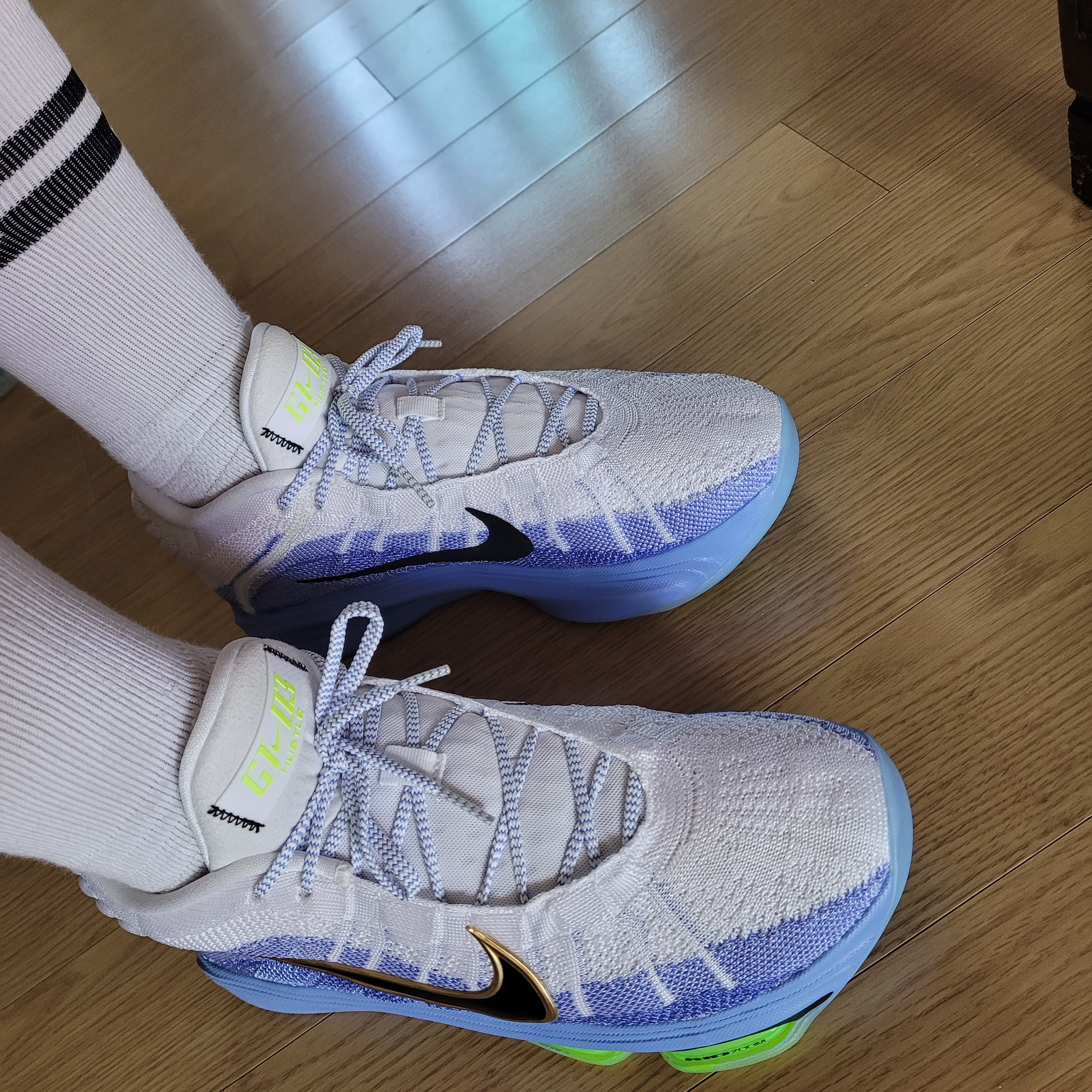 Nike Air Zoom G.T. Hustle 3 EP White Royal Pulse 착용 스타일 - 1