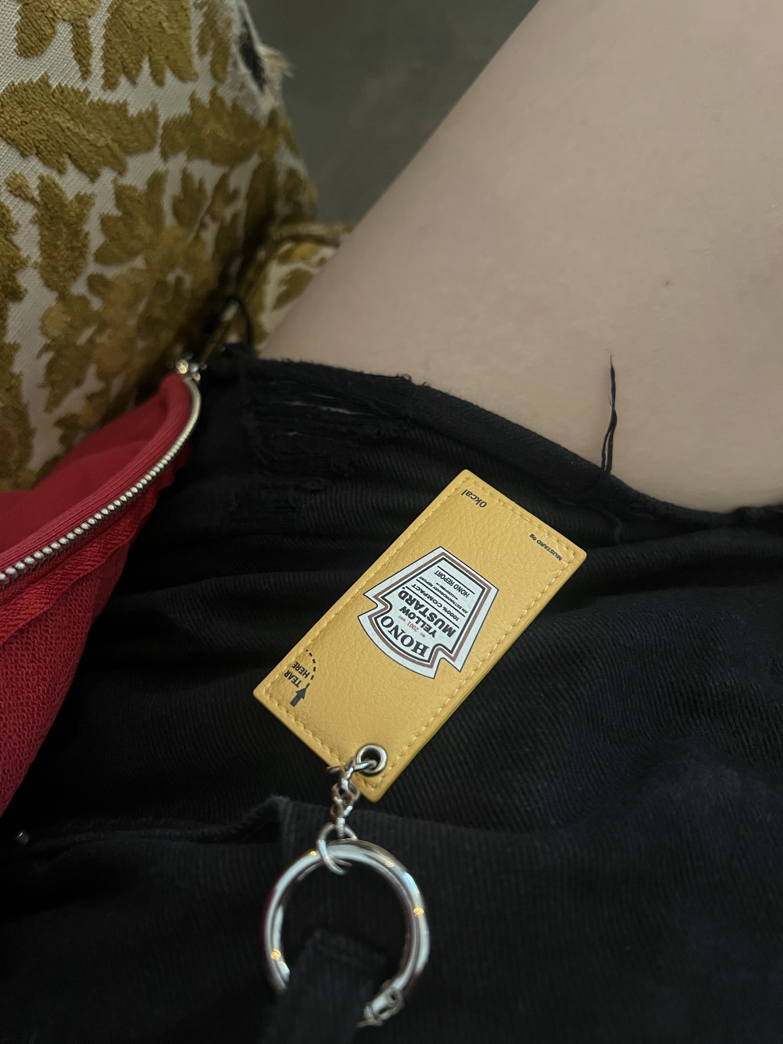 Hono Report Object Keyring Mustard 착용 스타일 - 4