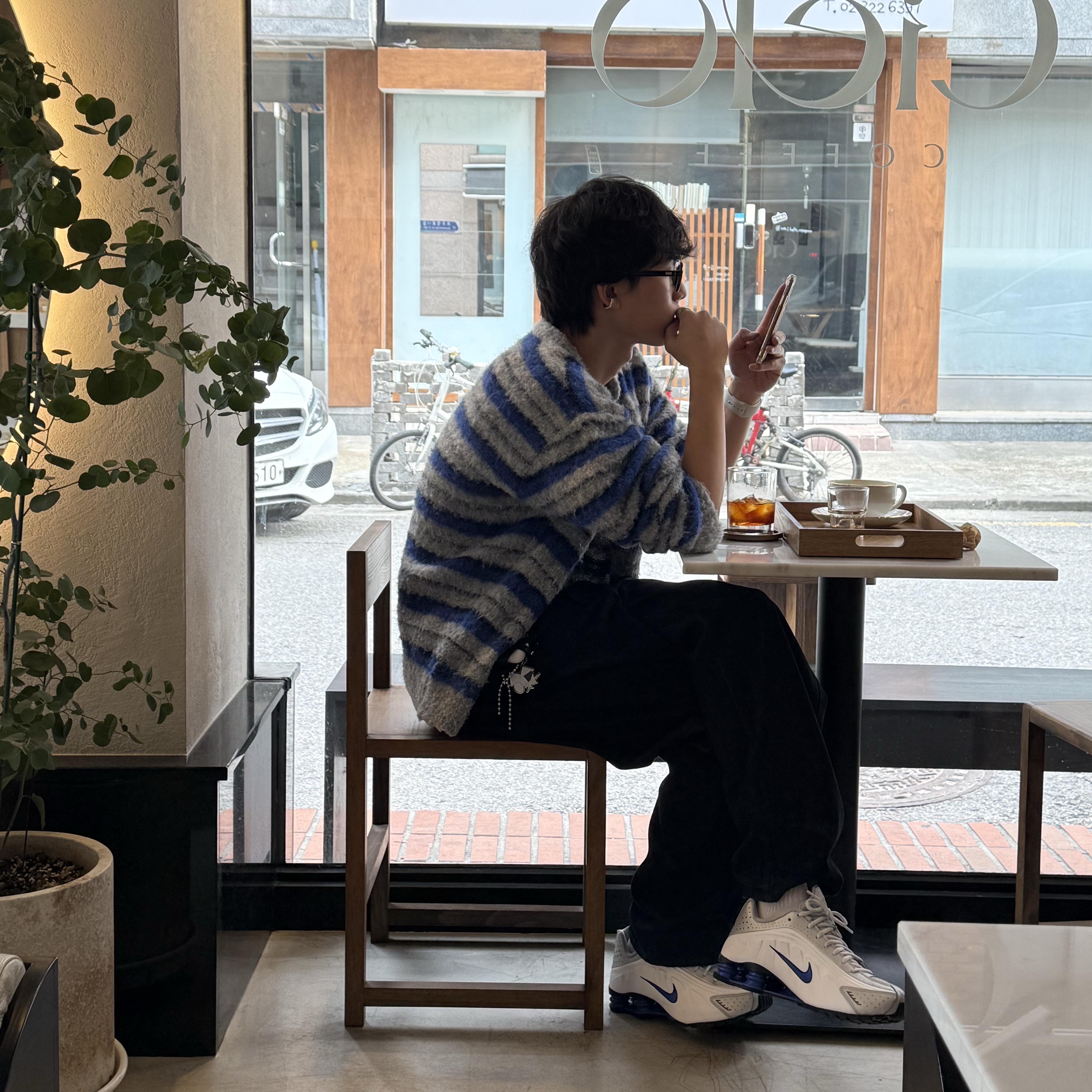 Nike Shox R4 White Racer Blue 착용 스타일 - 2