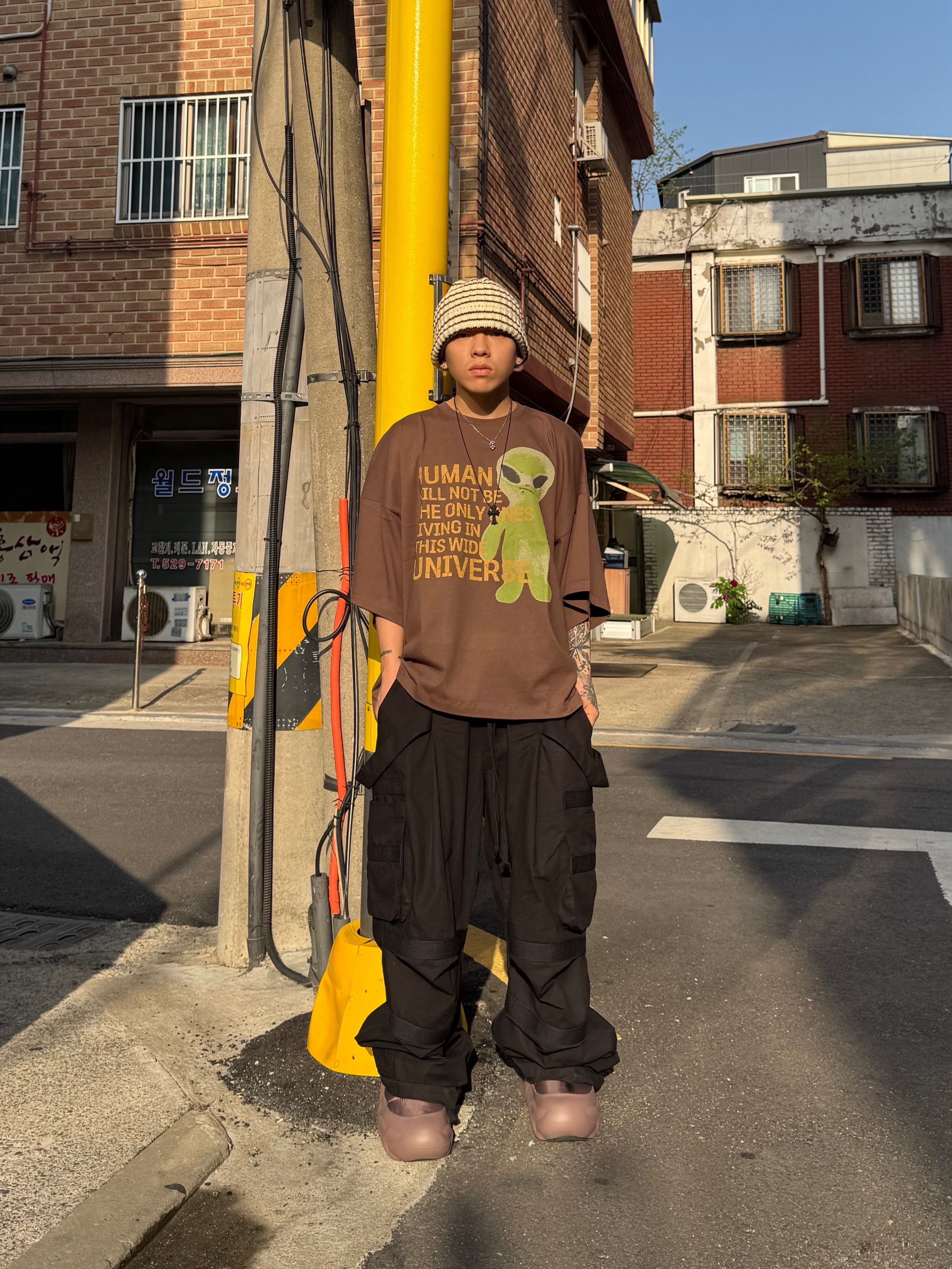 Wapworks Hard Knocks Cargo Pants Gas, Crocs Overpuff Shorty Truffle 착용 스타일 - 8