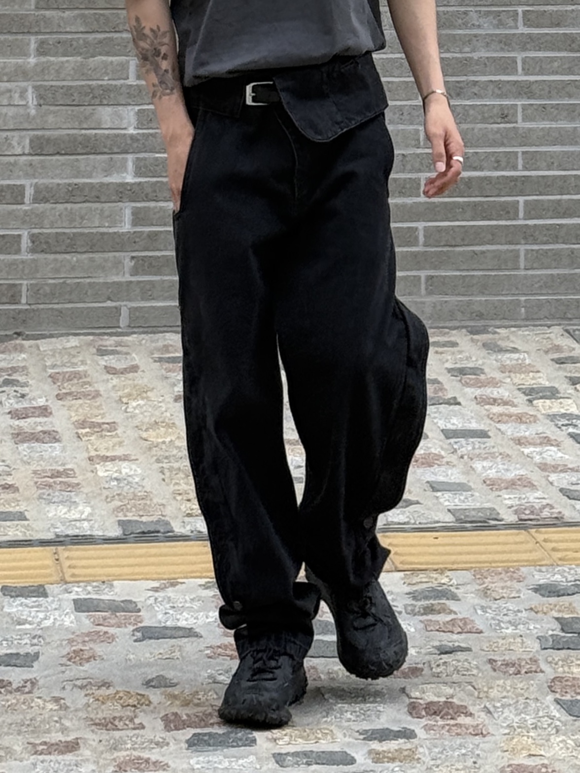 Nike ACG Mountain Fly 2 Low Gore-Tex Black and Dark Smoke Grey 착용 스타일 - 4