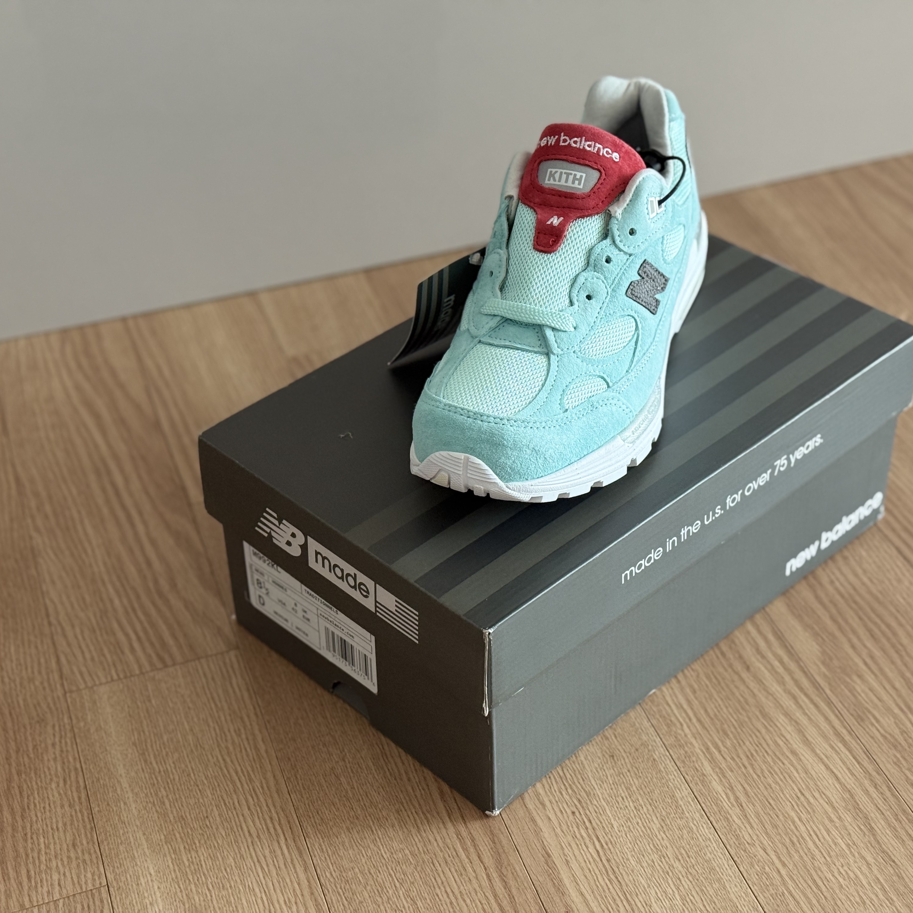 New Balance x Kith 992 Made in USA Kithmas Light Reef 착용 스타일 - 2