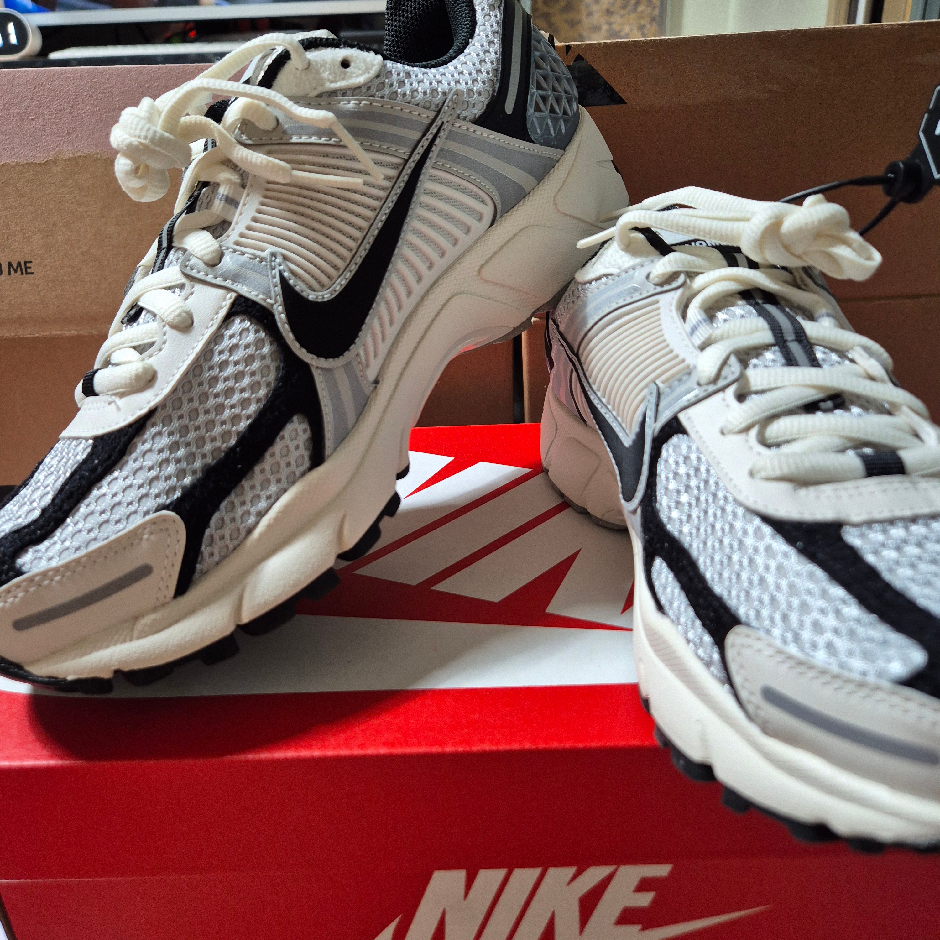 (W) Nike Zoom Vomero 5 Photon Dust Phantom, (W) Nike P-6000 Metallic Silver Red 착용 스타일 - 1