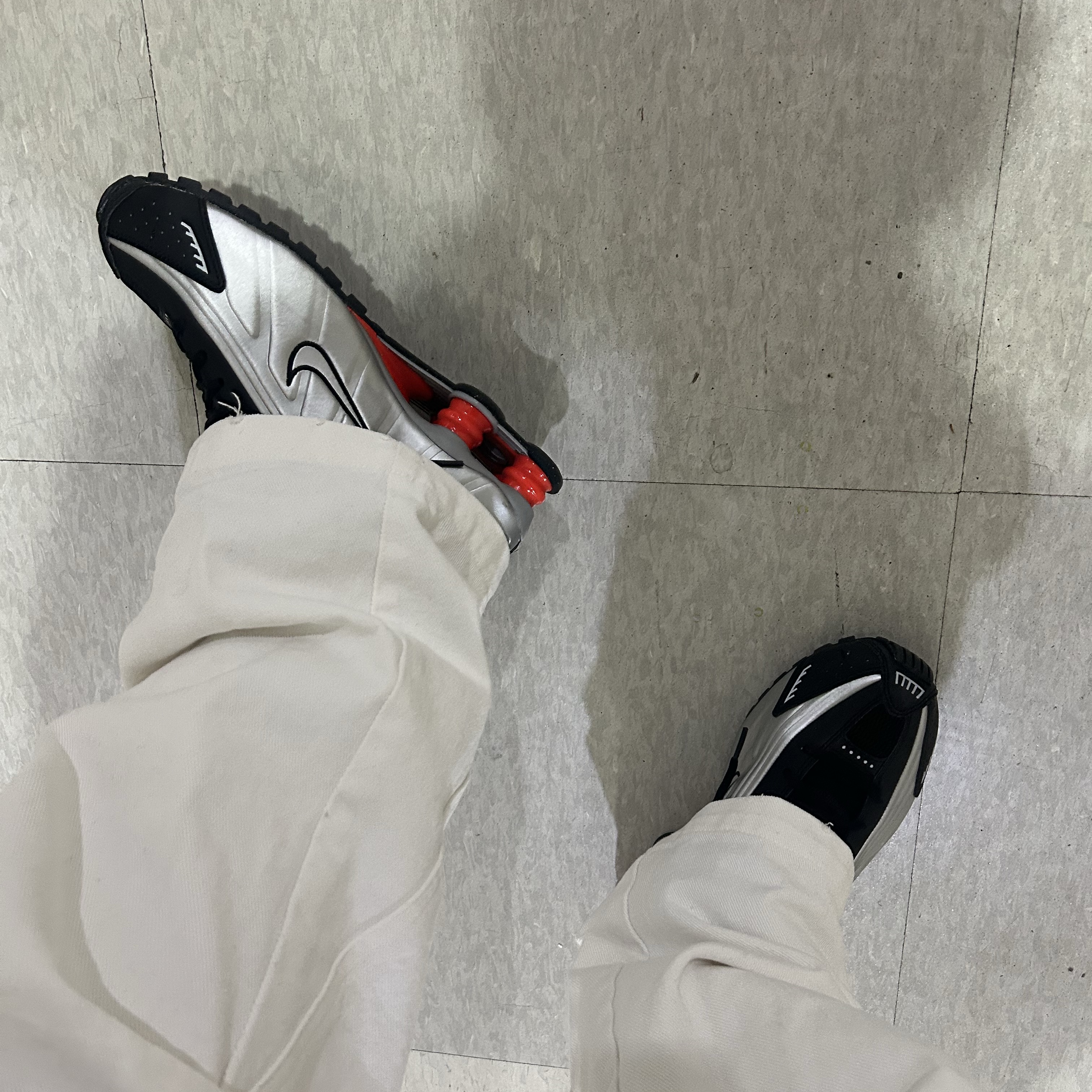 Nike Shox R4 Black and Metallic Silver 착용 스타일