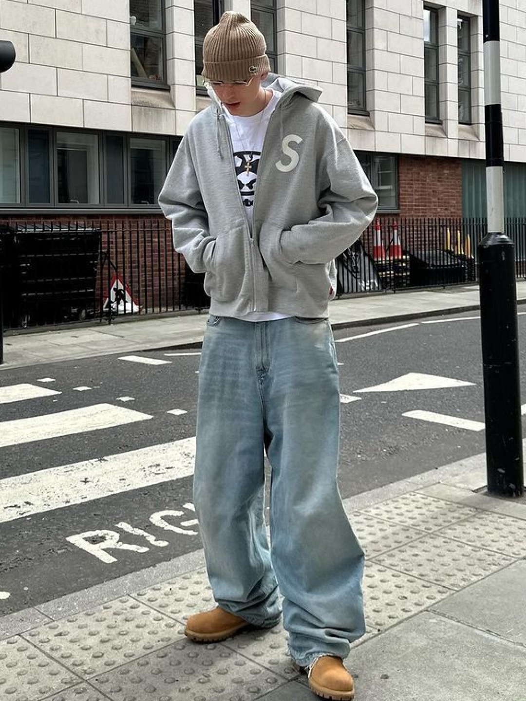 Stussy Basic Stussy Zip Hoodie Navy 2024, 2025, Maison Kitsune Tricolor Fox Patch Zip Hoodie Grey Melange 착용 스타일 - 3