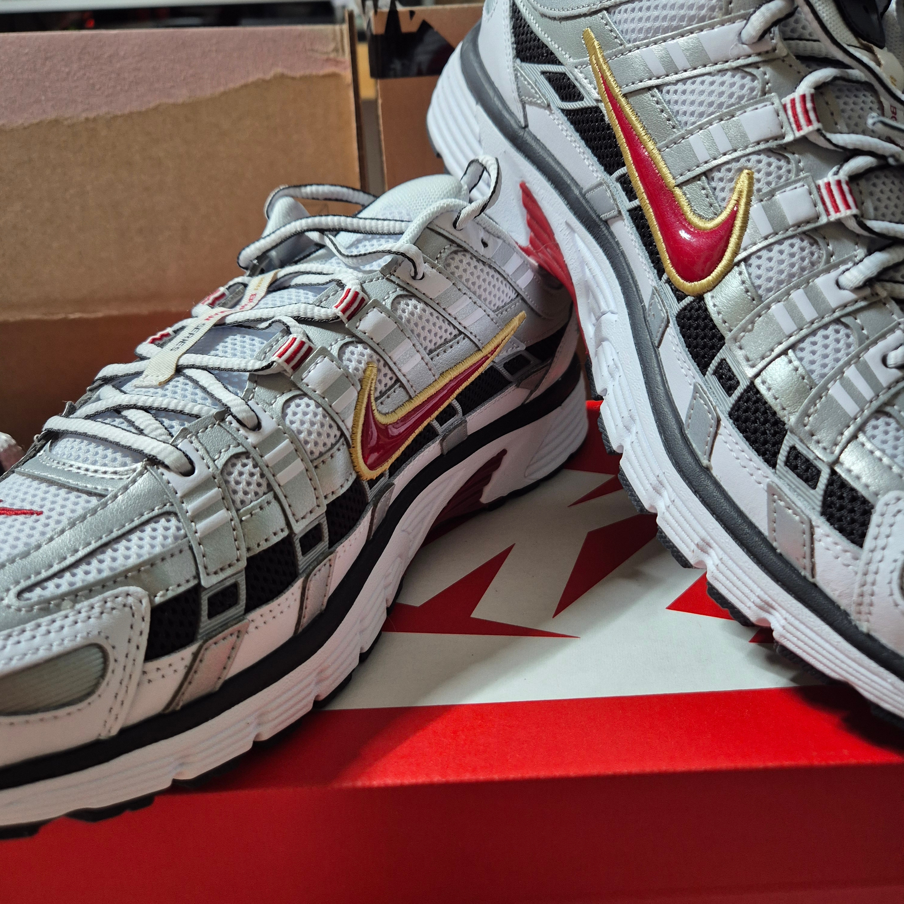 (W) Nike Zoom Vomero 5 Photon Dust Phantom, (W) Nike P-6000 Metallic Silver Red 착용 스타일 - 2