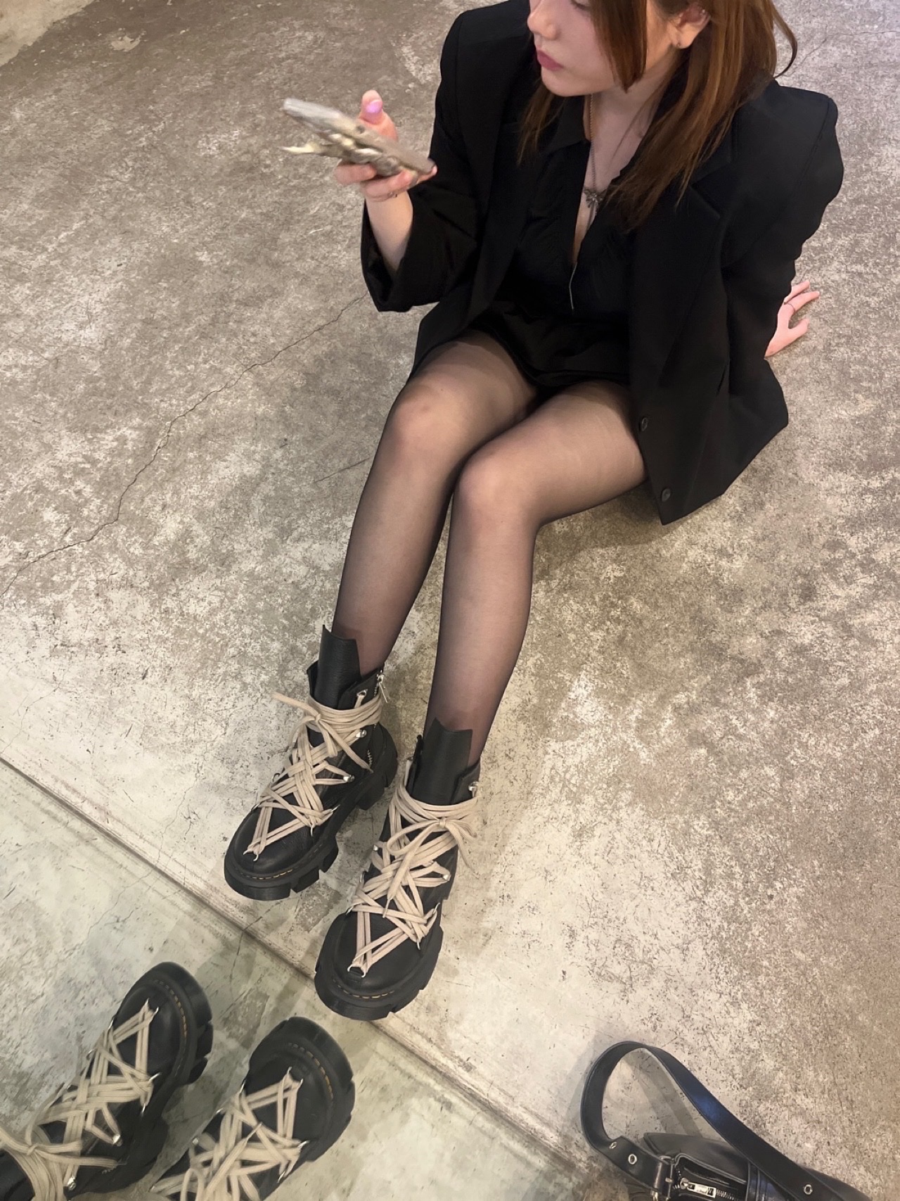 Dr. Martens x Rick Owens 1460 DMXL Megalace Black 착용 스타일 - 2