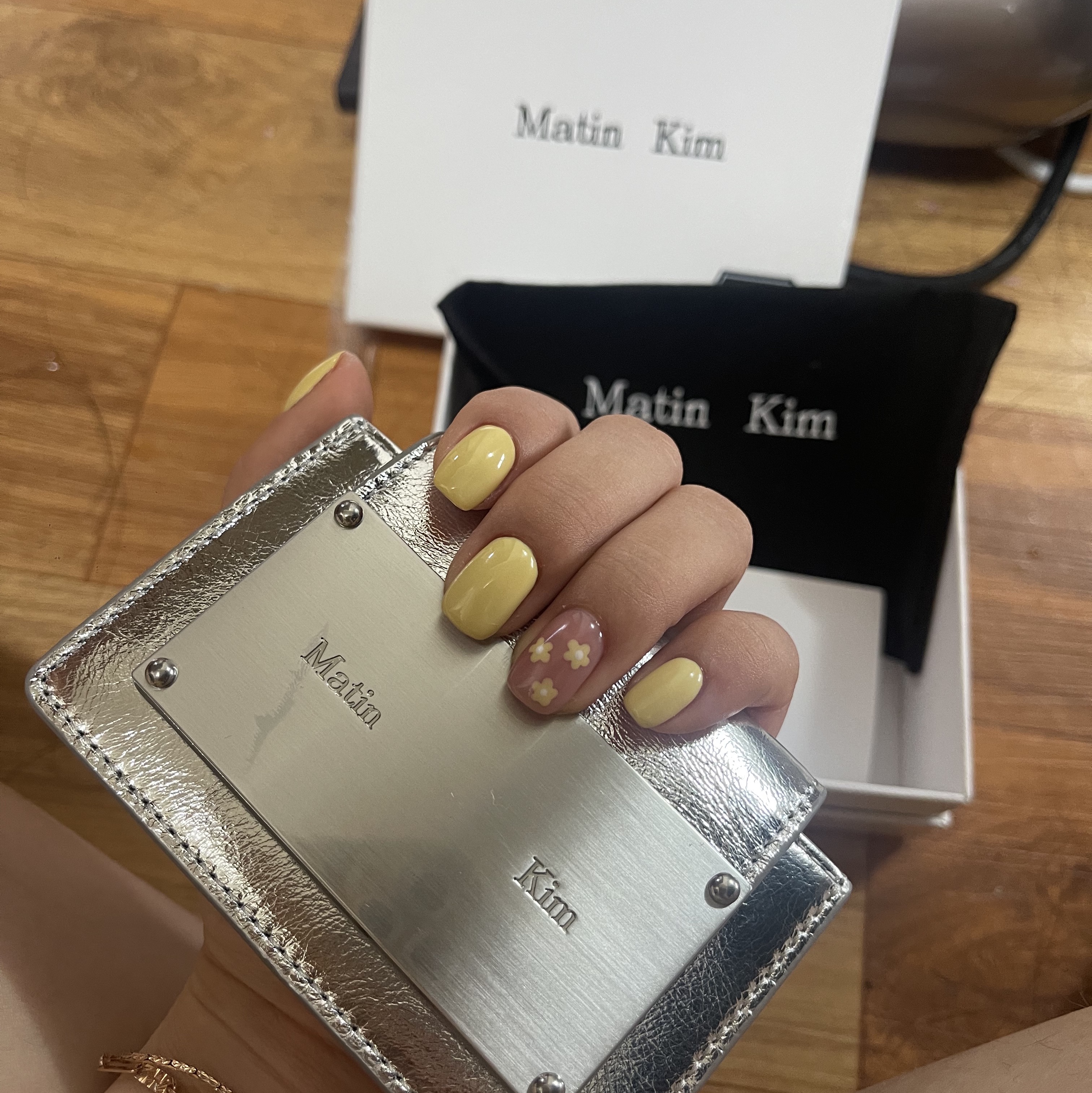 Matin Kim Accordion Wallet Silver 착용 스타일