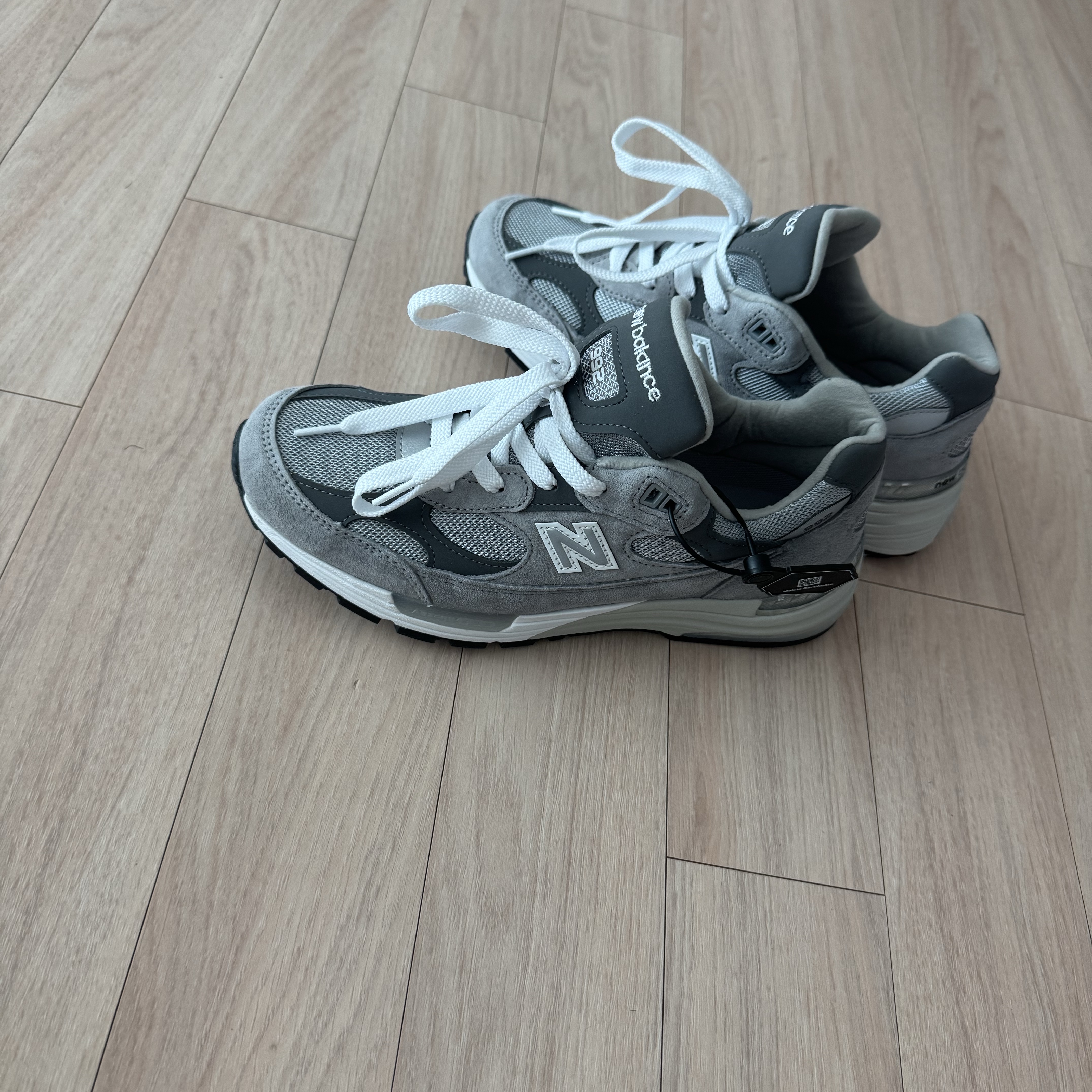 New Balance 992 Made in USA Core Grey Silver Metallic 착용 스타일