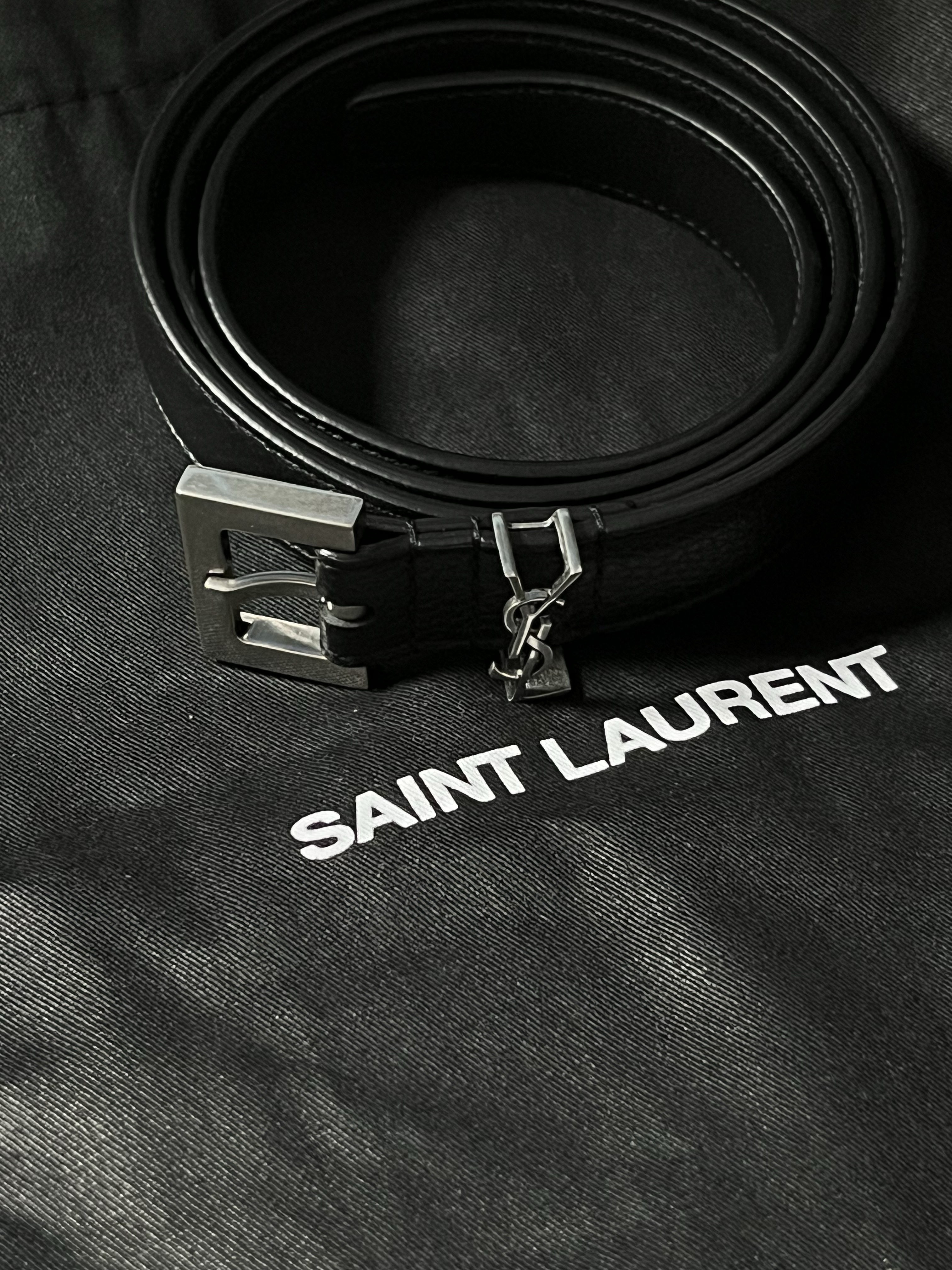 Saint Laurent Grained Leather Silver Monogram Slim Belt Black 착용 스타일