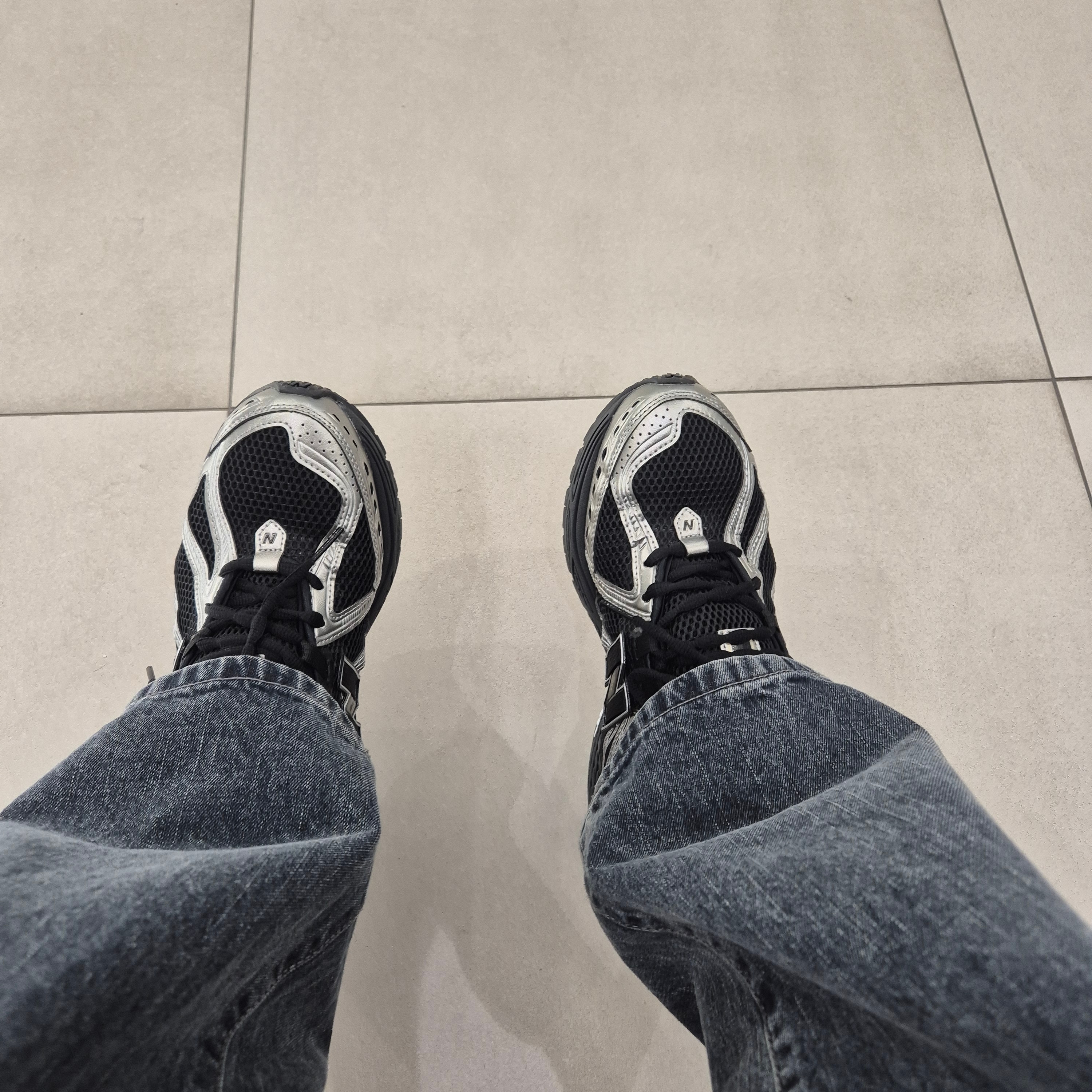 New Balance 1906R Black Grey 착용 스타일