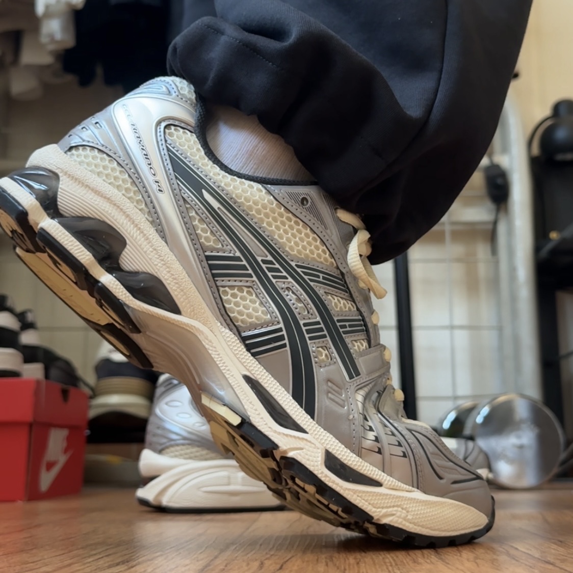 Asics Gel-Kayano 14 Oyster White Steeple Grey 착용 스타일 - 2