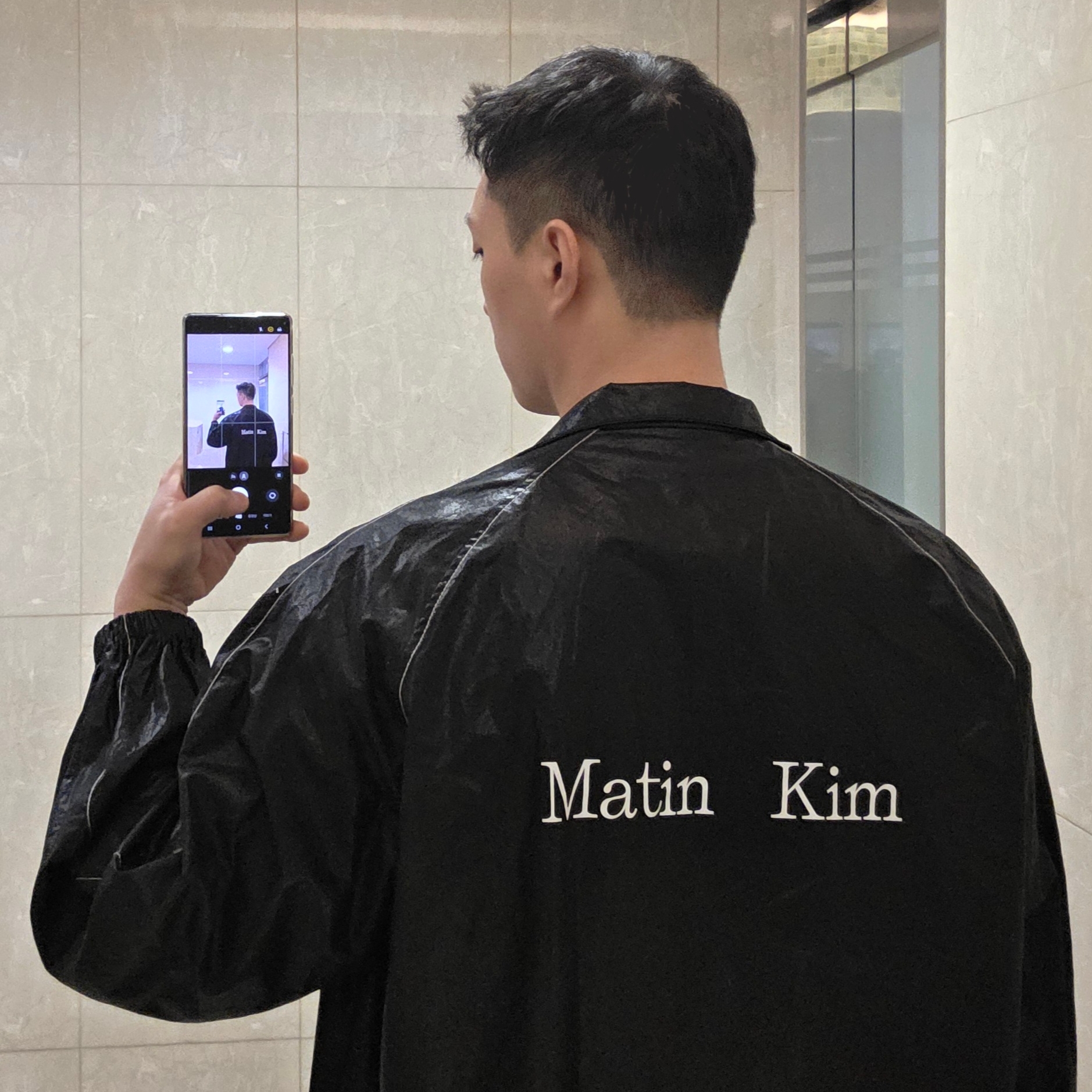 (W) Matin Kim Logo Coating Jumper Black 착용 스타일