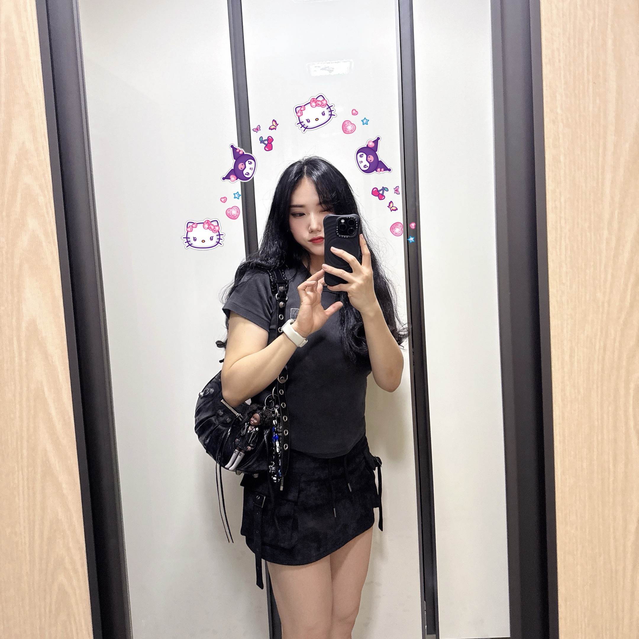 Balenciaga Le Cagole Small Shoulder Bag Black, Nike Shox TL Metallic Silver 착용 스타일 - 1