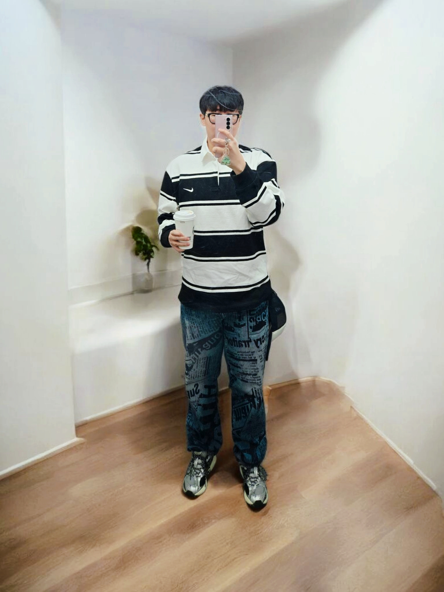 Supreme x Nike Stripe Rugby Black - 25SS, Supreme Regular Jean Newspaper - 25SS 착용 스타일