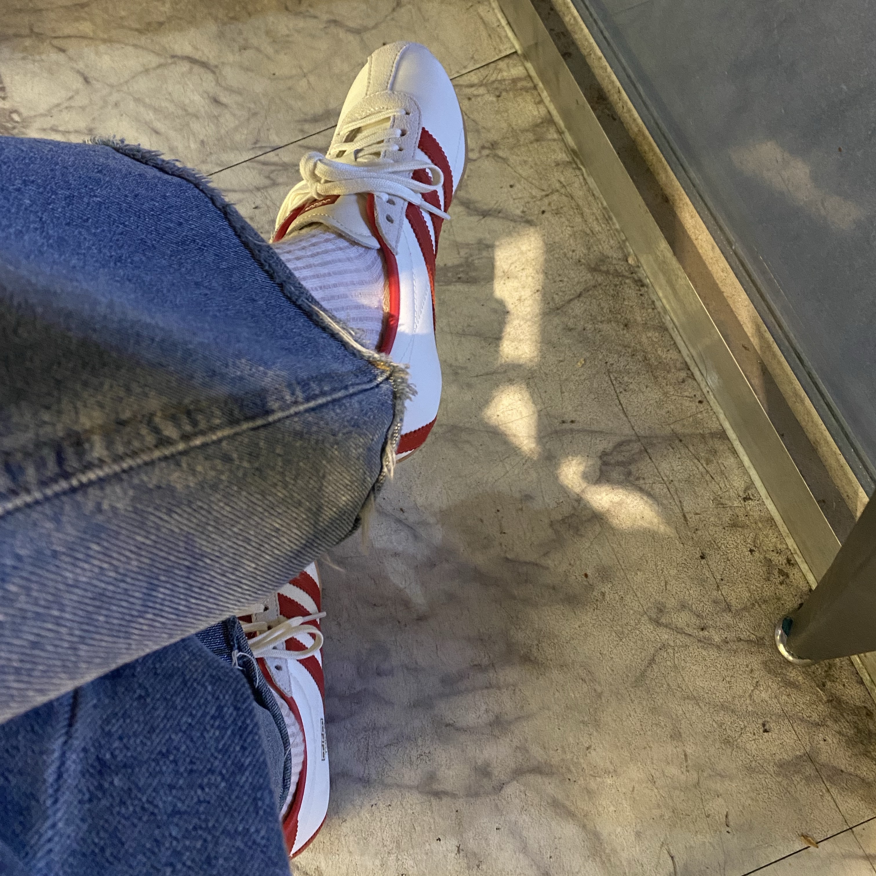 (W) Adidas Tokyo Off White Better Scarlet 착용 스타일