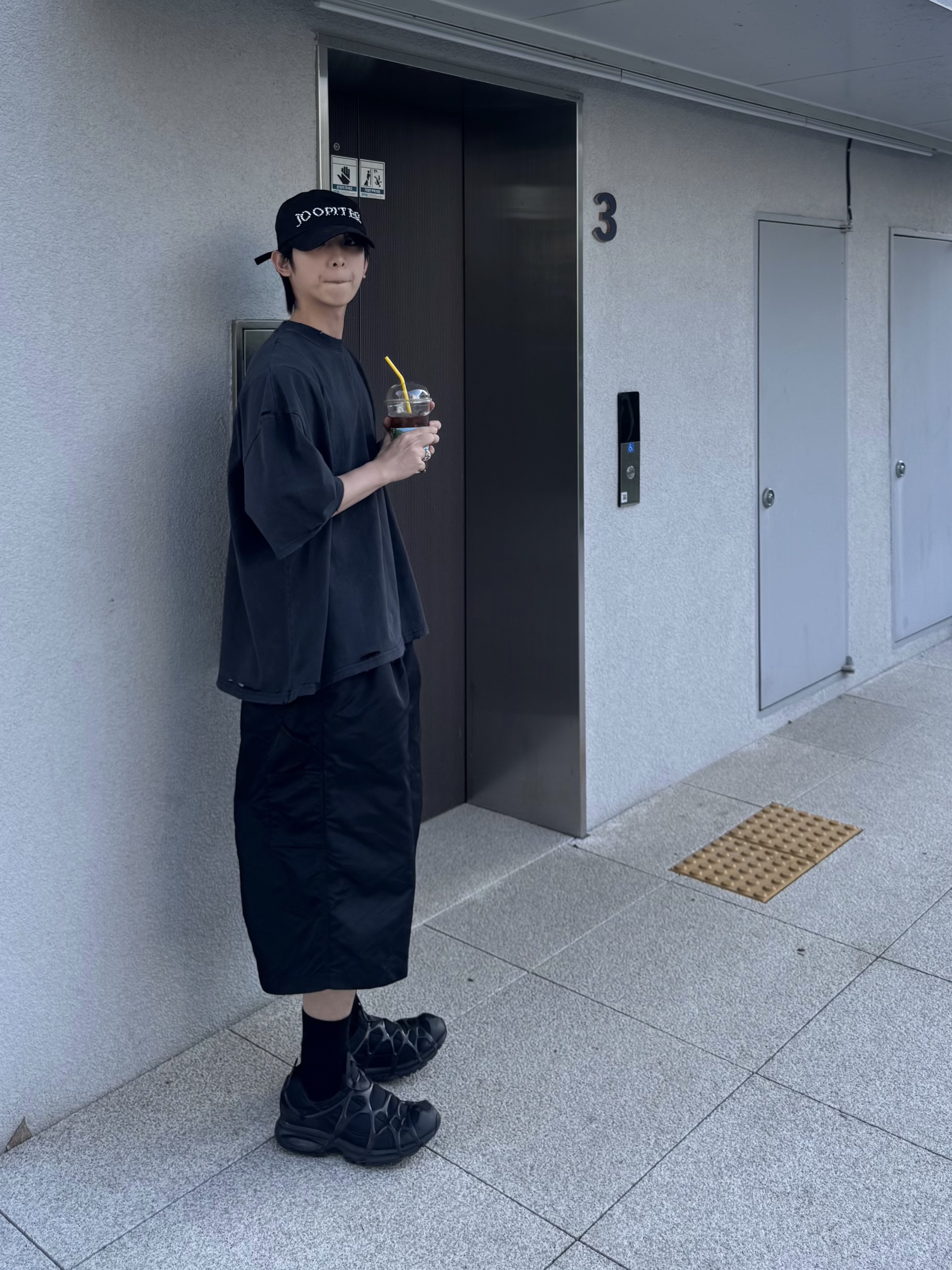 Post Archive Faction (Paf) x Joopiter Baseball Cap Black, MJD x Koin Seoul Two Tuck Re-Nylon Wide Carpenter Bermuda Pants Black 착용 스타일 - 4