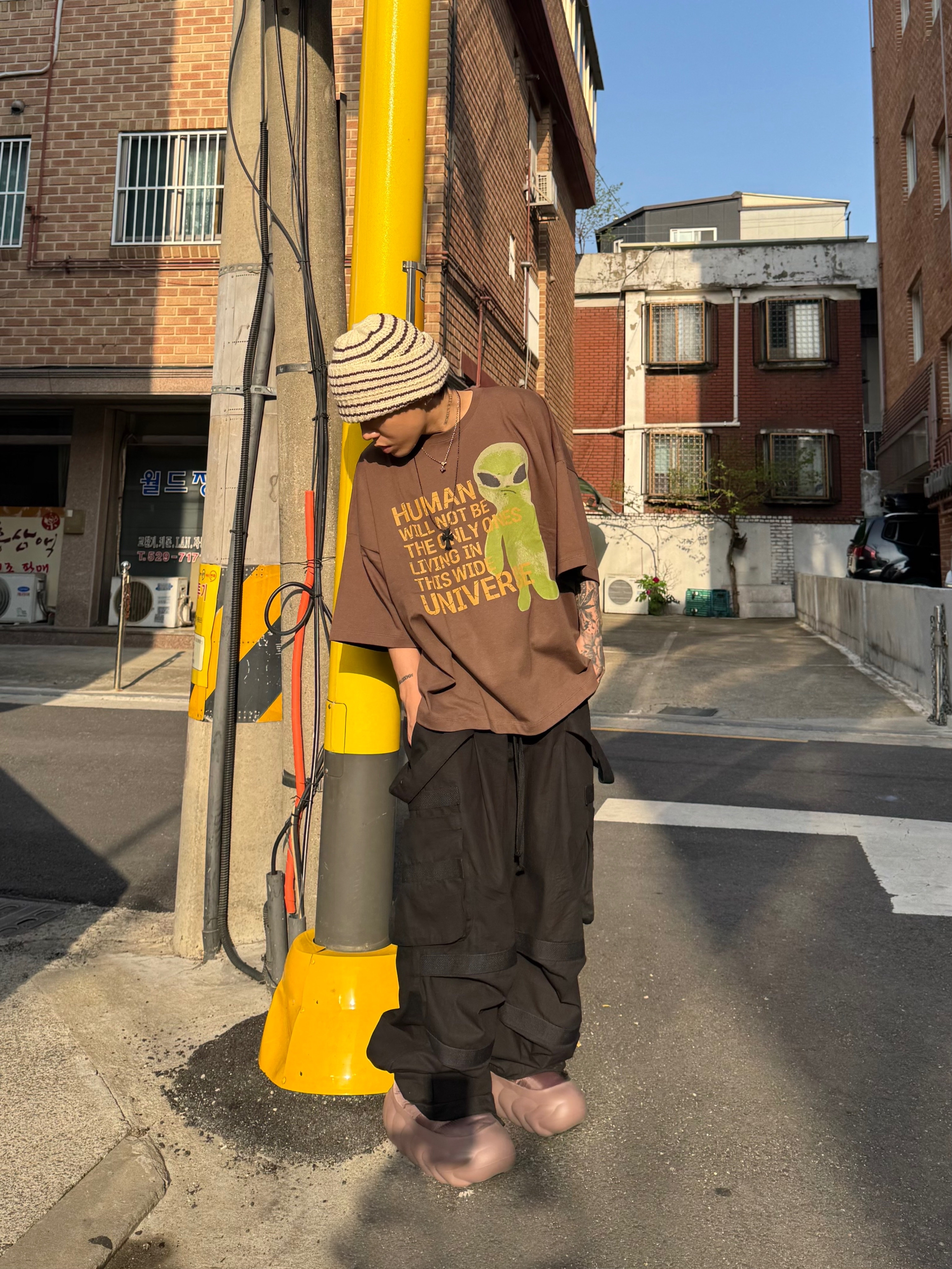 Wapworks Hard Knocks Cargo Pants Gas, Crocs Overpuff Shorty Truffle 착용 스타일 - 4