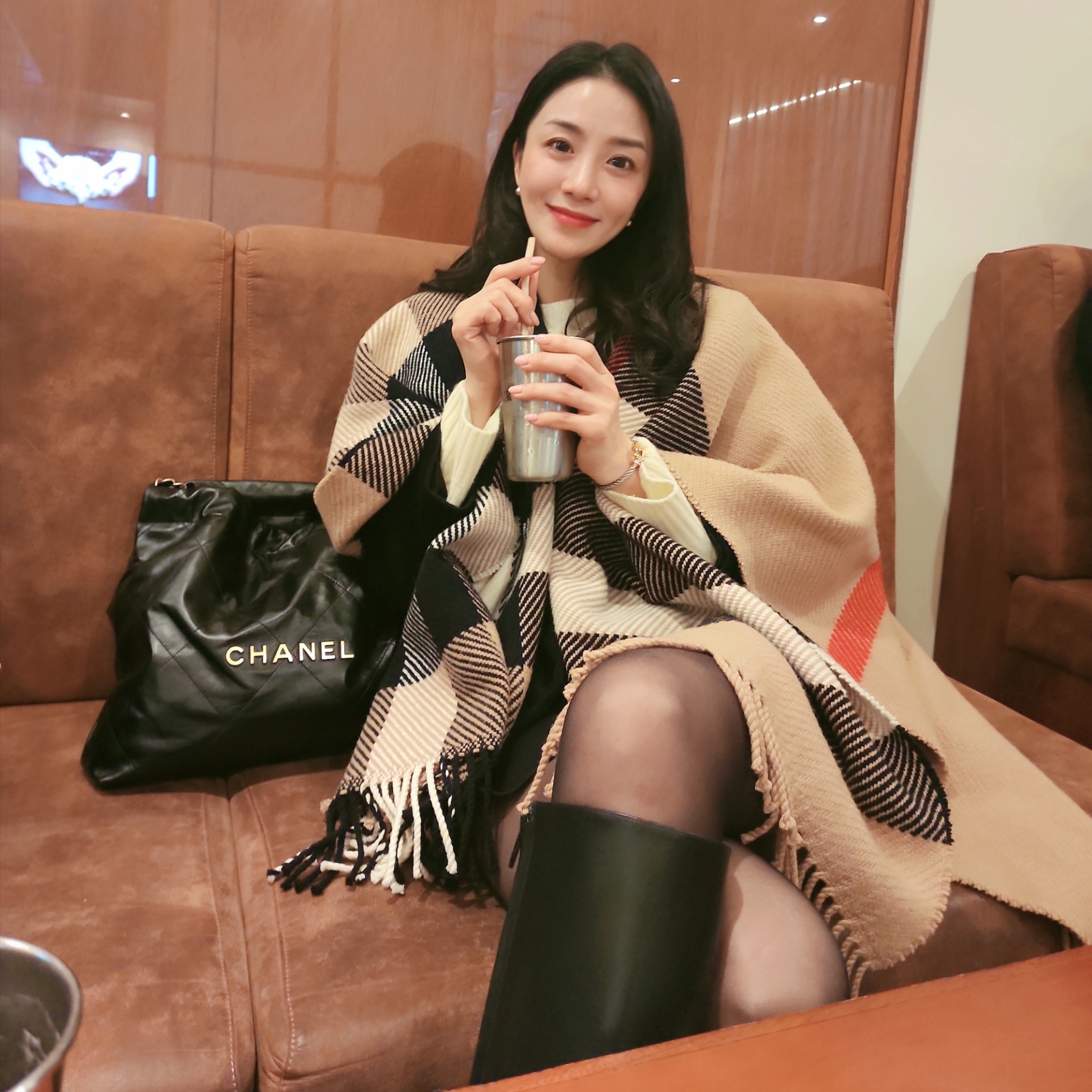 Chanel 22 Small Handbag Shiny Calfskin & Gold Black 착용 스타일 - 1
