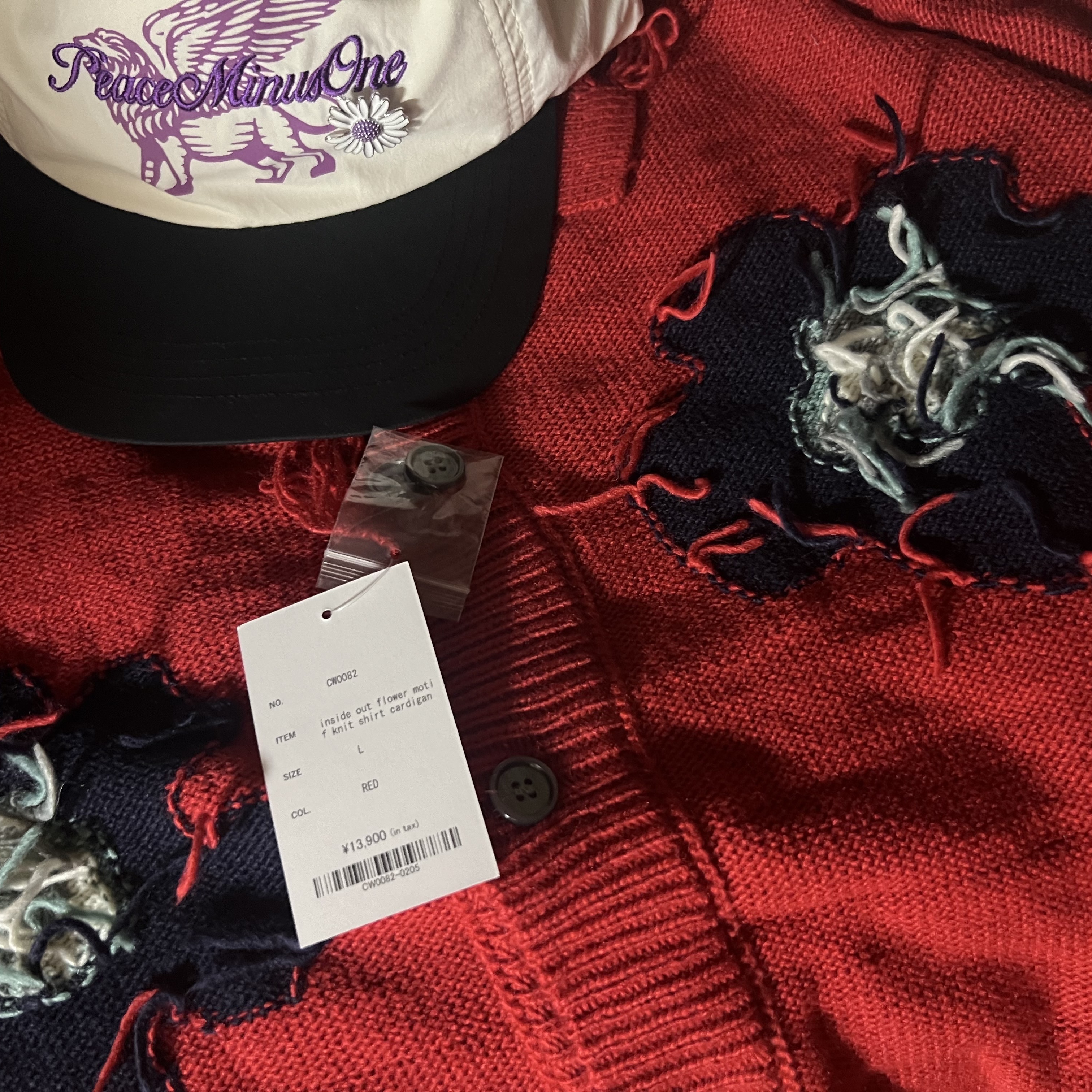 Peaceminusone x Joopiter Five-Panel Baseball Cap White Purple, Peaceminusone x Joopiter Daisy Pin Set White 착용 스타일