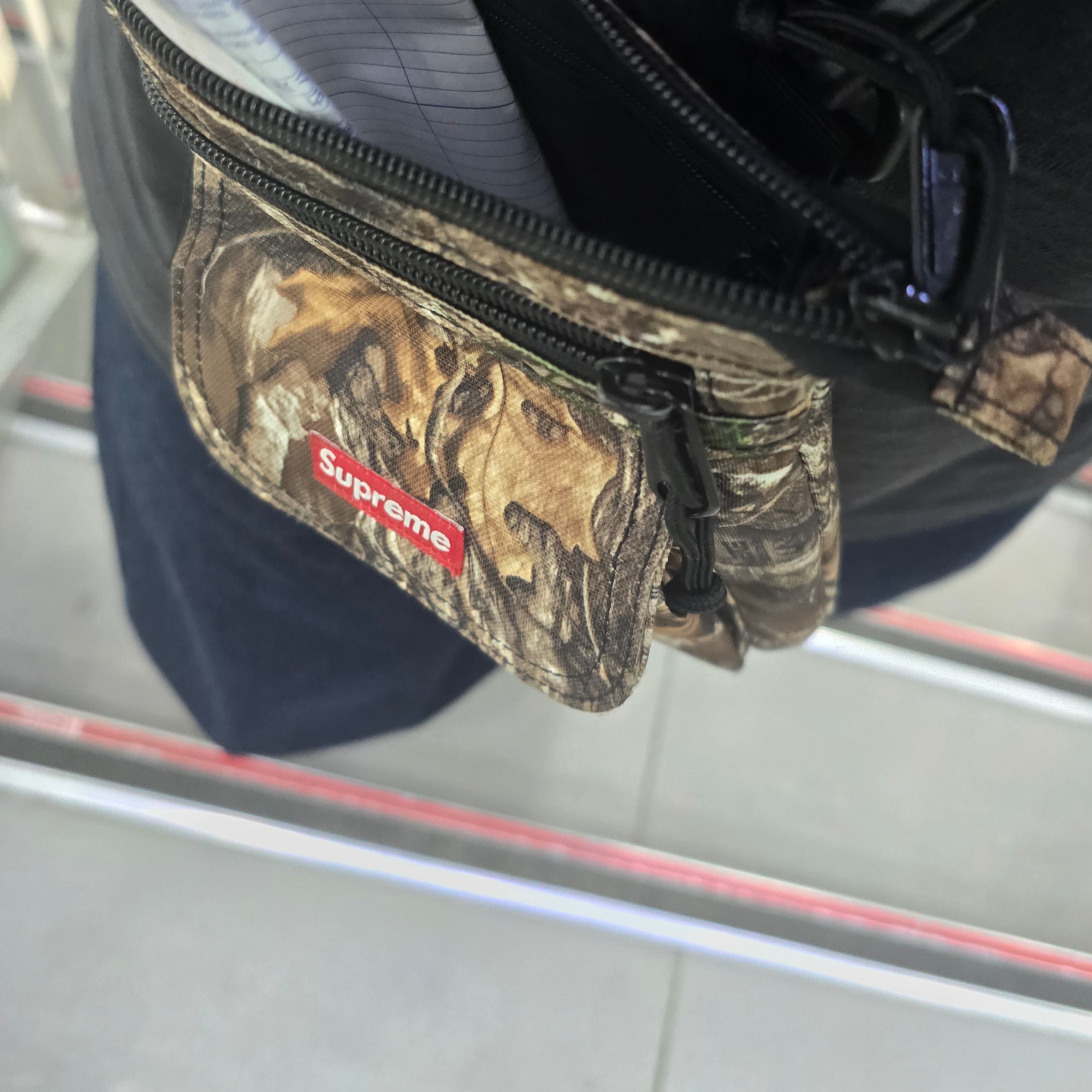 Supreme Shoulder Bag Real Tree Camo - 19FW 착용 스타일